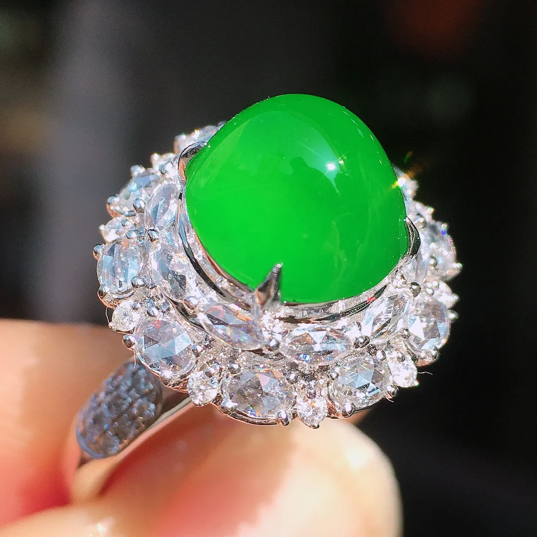 阳绿蛋面戒指，色泽均匀艳丽，玉质细腻，荧光感超
强，饱满圆润，尽显优雅气质，18k
金豪华镶嵌