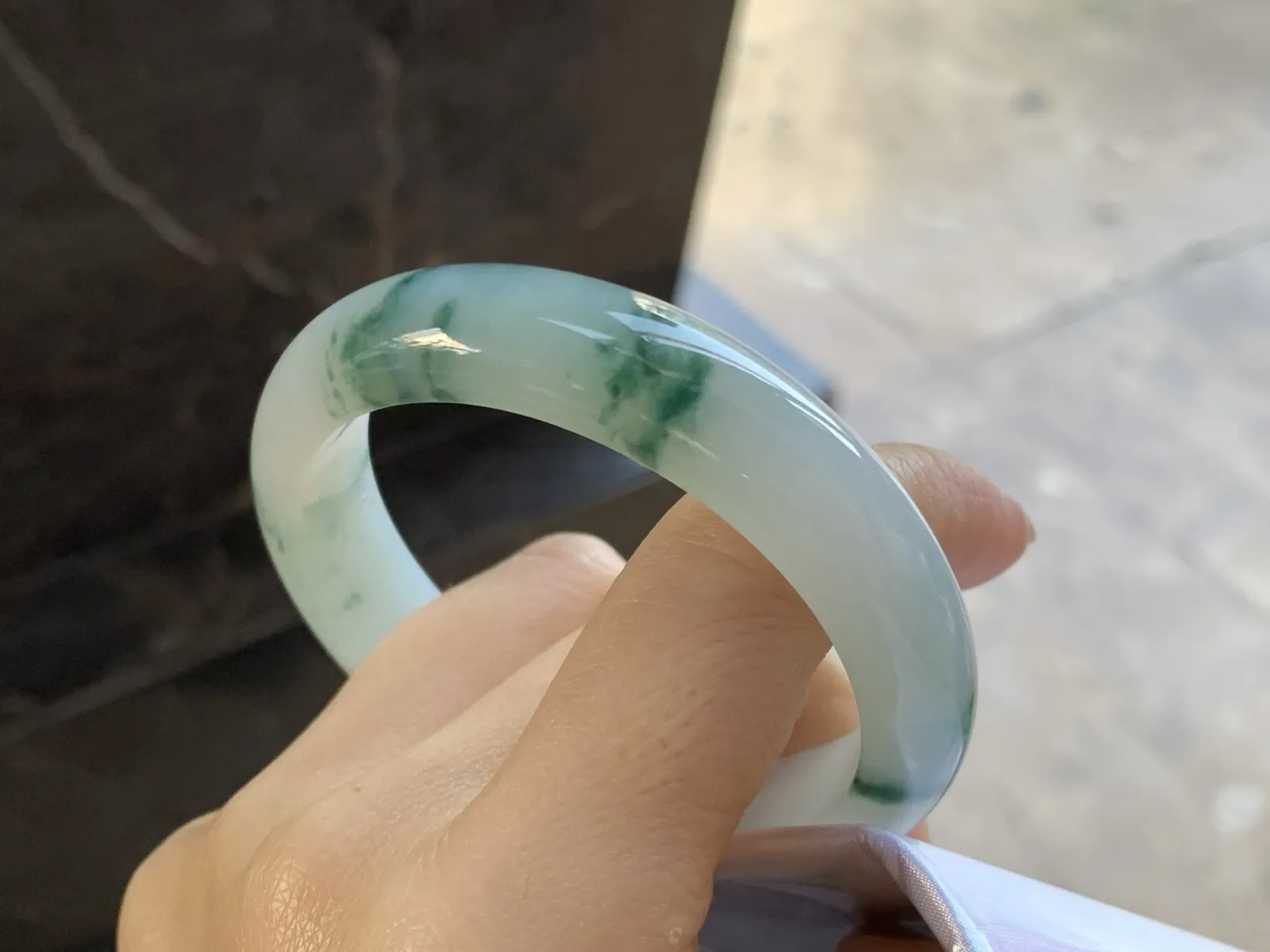 飘花手镯
尺寸：54.8-13-7.8mm
肉质细腻干净～飘花点缀