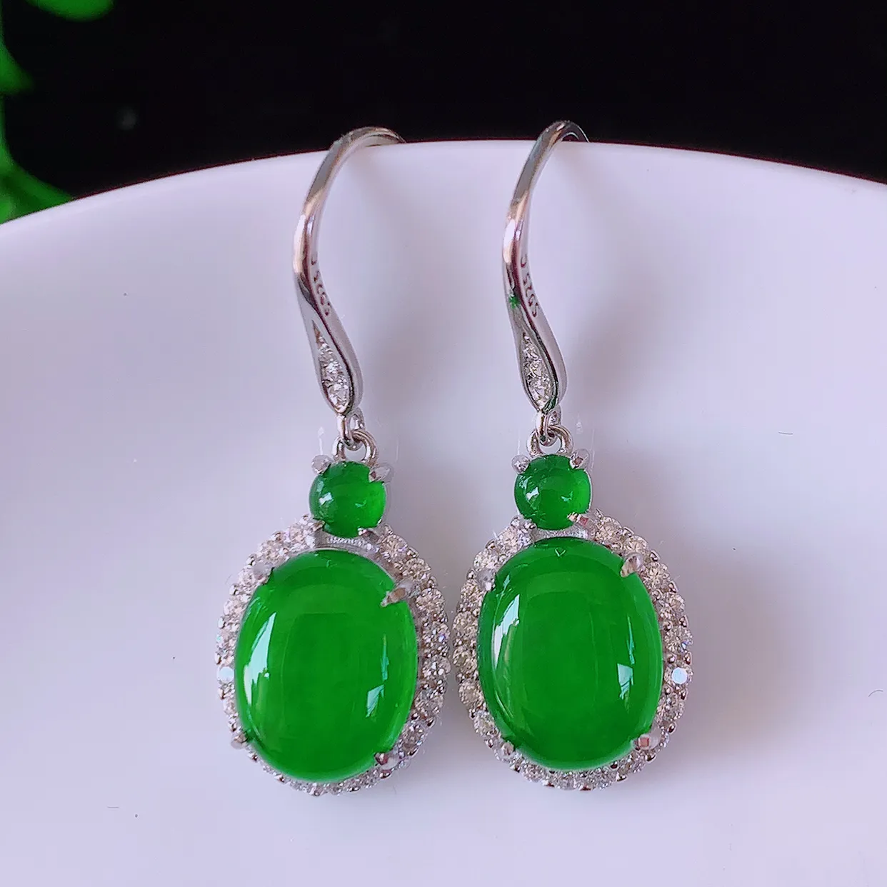冰透满绿翡翠925银镶嵌耳坠，自然光实拍，翠色灵动，颜色漂亮，种老水足，品相佳，佩戴佳品！#97.2整体27*10.5*5.8裸石10*7.8