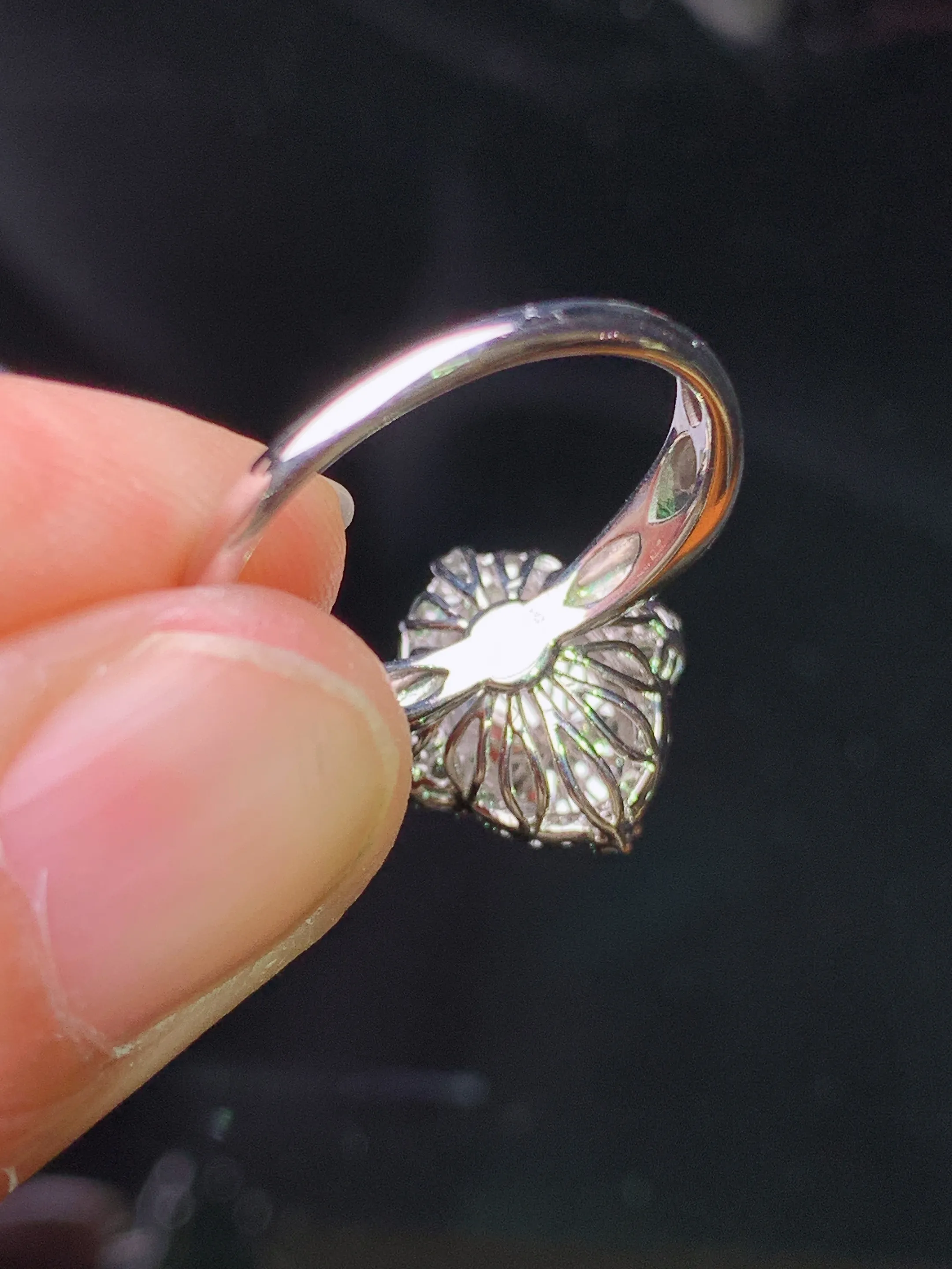 18k金钻镶嵌翠绿蛋面戒指 玉质细腻 色泽清新艳丽 圈口12.5整体尺寸13.2*11.5*9