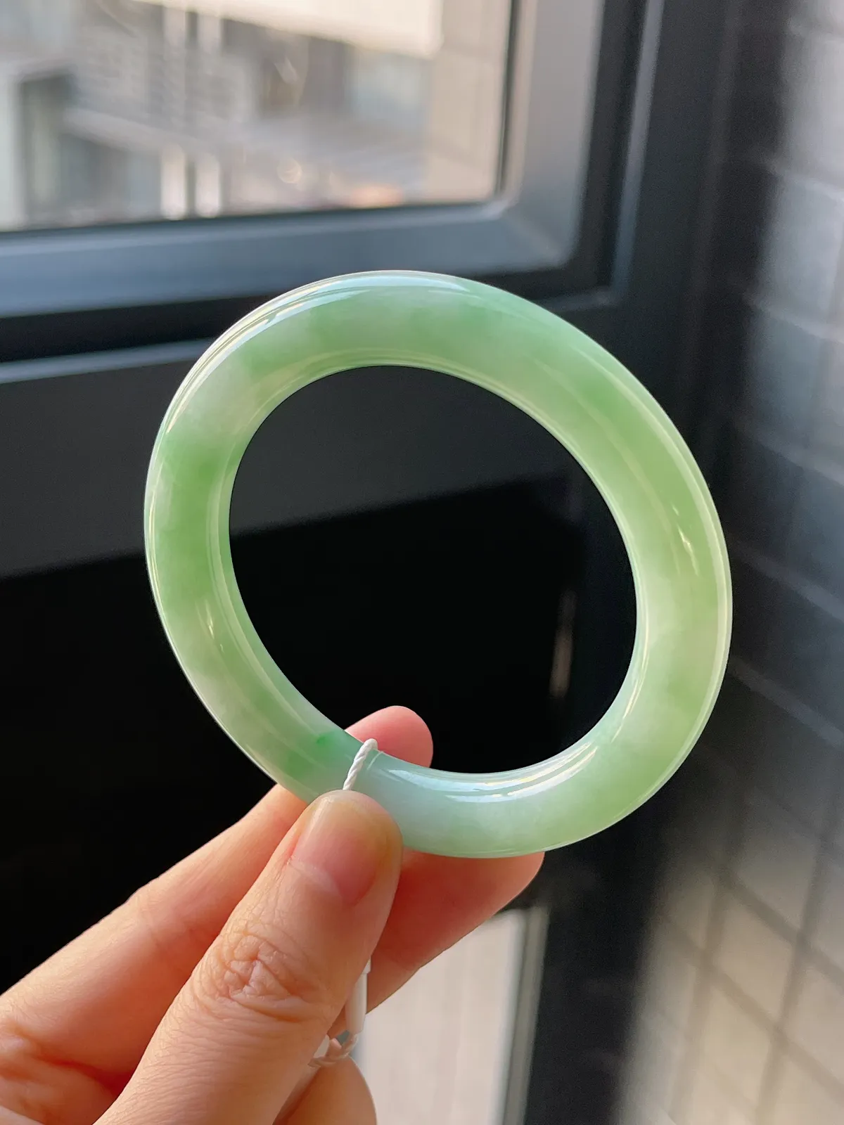 圆镯53圈口，翡翠糯化种淡绿色手镯