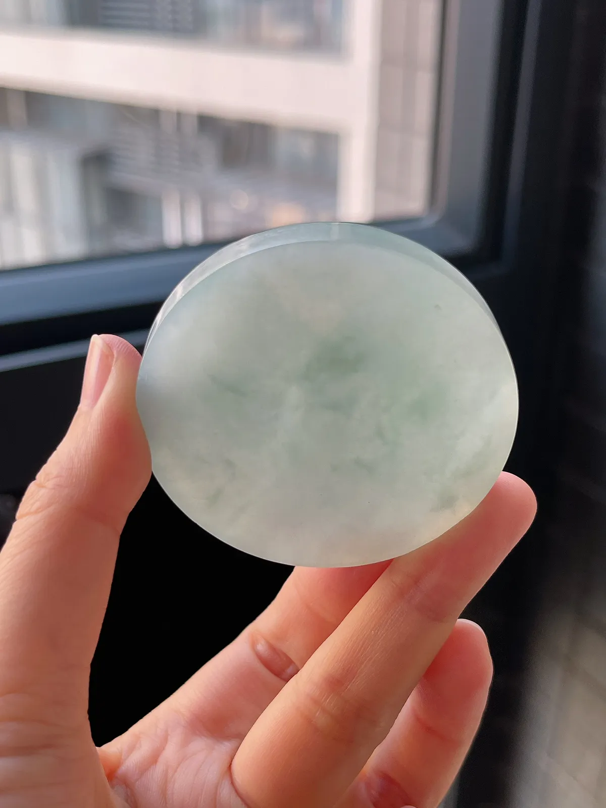 翡翠冰糯种淡绿色镯心