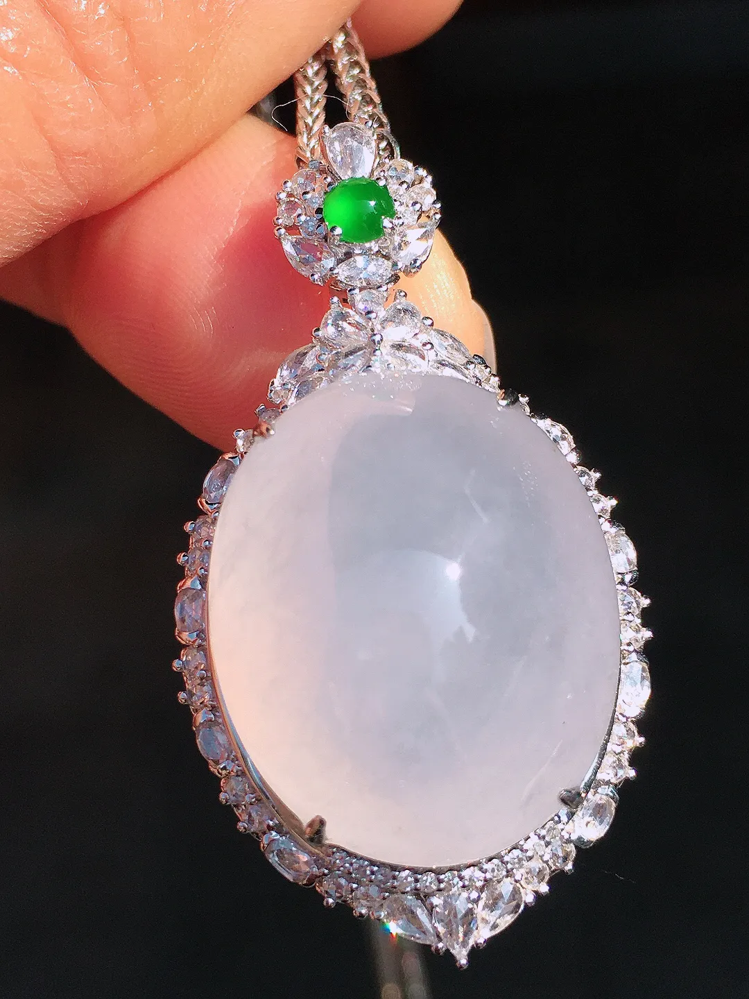 冰种蛋面吊坠，玉质细腻，荧光感超
强，饱满圆润，尽显优雅气质，18k
金豪华镶嵌