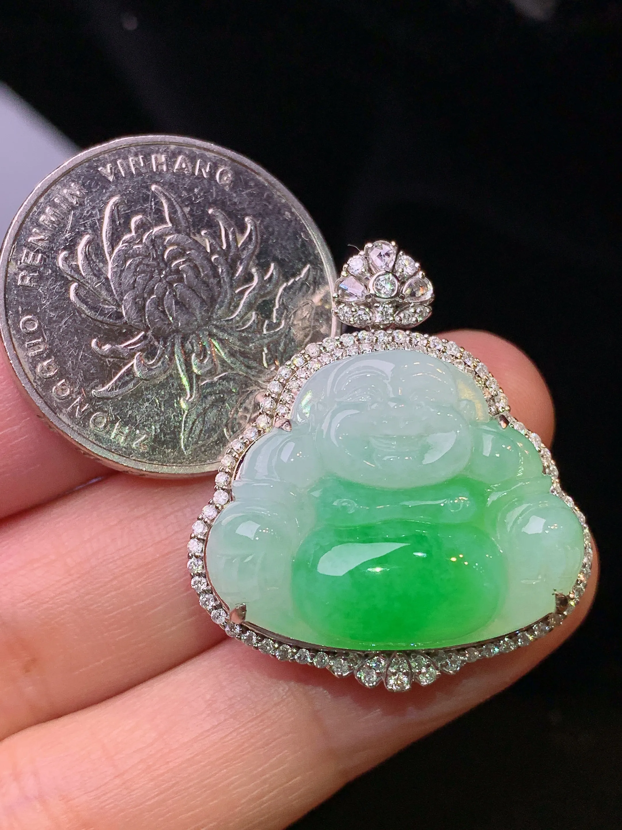 18k金钻镶嵌飘绿佛公吊坠 玉质细腻 色泽清新艳丽 整体尺寸31*27.5*11.2