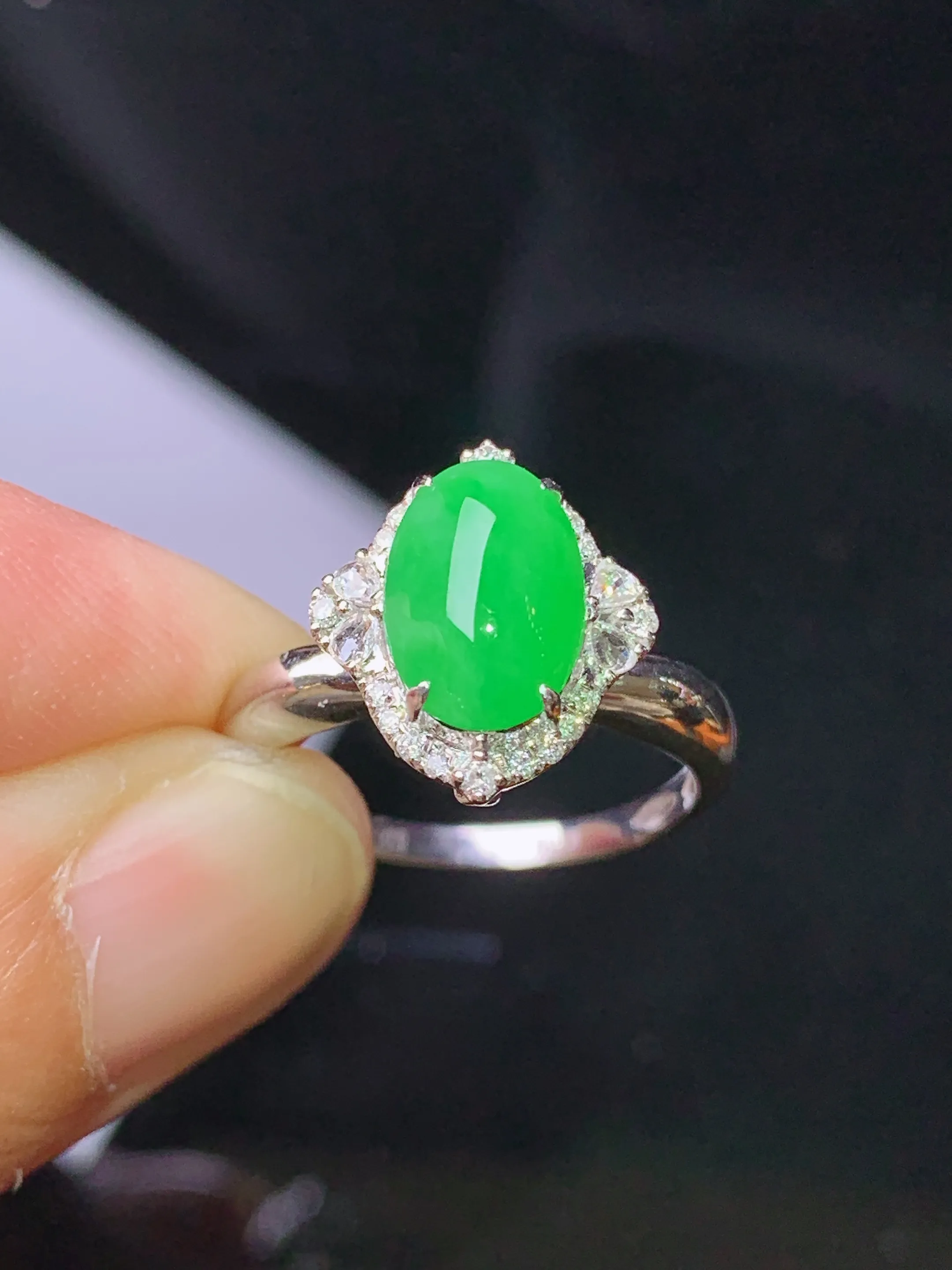 18k金钻镶嵌翠绿蛋面戒指 玉质细腻 色泽清新艳丽 圈口12.5整体尺寸13.2*11.5*9