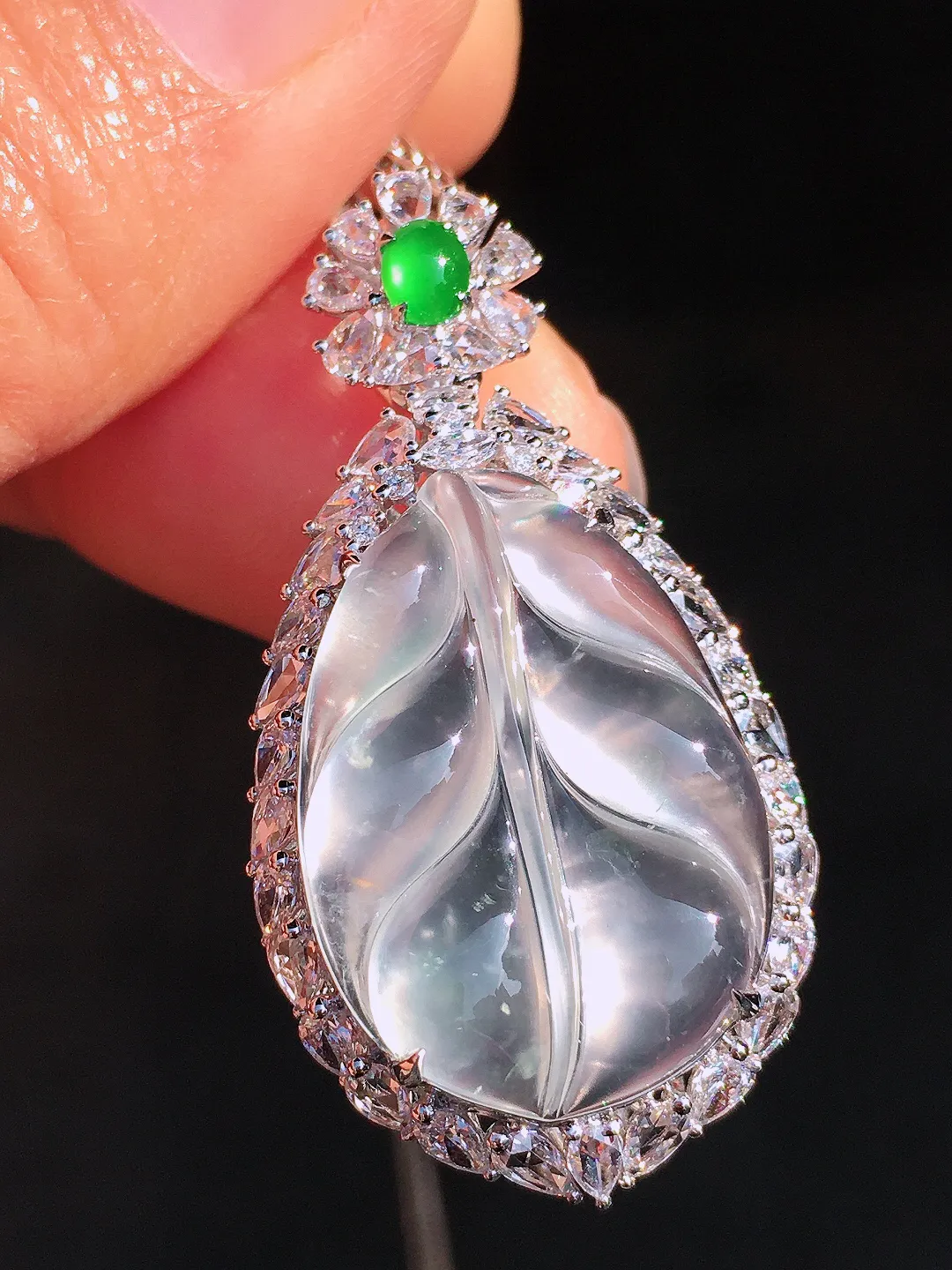 玻璃种玉叶吊坠，玉质细腻，荧光感超
强，饱满圆润，尽显优雅气质，18k
金豪华镶嵌