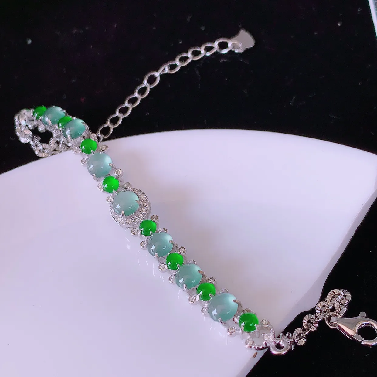 冰透满绿翡翠925银镶嵌手链，自然光实拍，翠色灵动，颜色漂亮，种老水足，品相佳，佩戴佳品！#97.2取一整体7*7*5.5裸石4.2*4.2