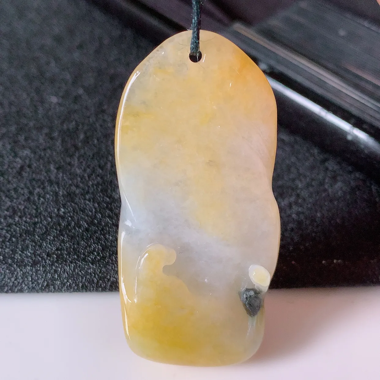 自然光实拍，特色冰黄翡三彩翡翠悟道吊坠，翡翠悟道寓意“祥和，安宁，吉祥，幸福”，佩戴效果优雅迷人，性