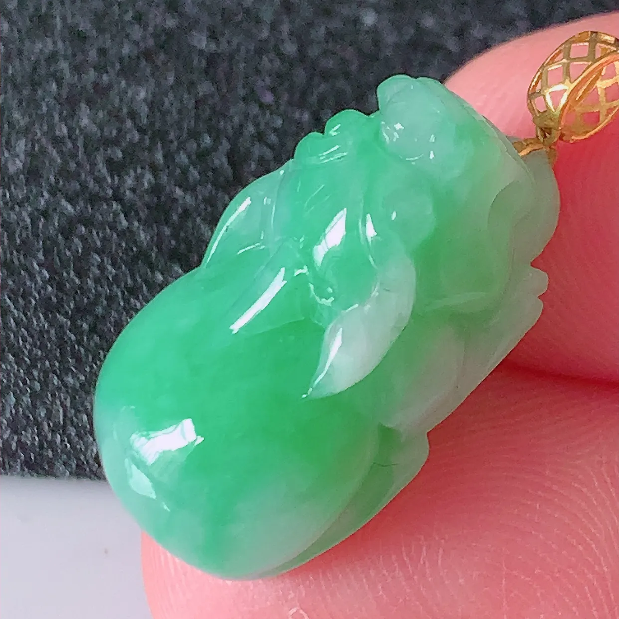 18K金镶嵌满绿翡翠招财貔貅吊坠，民间有“一摸貔貅运程旺盛，再摸貔貅财运滚滚，三摸貔貅平步青云 ”的美好祝愿。#1.4