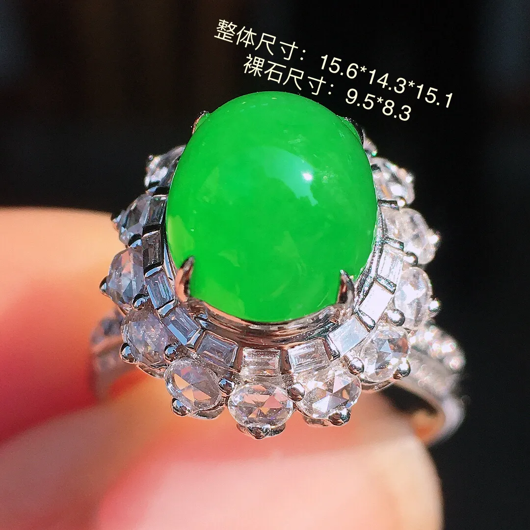 阳绿蛋面戒指，色泽均匀艳丽，玉质细腻，荧光感超
强，饱满圆润，尽显优雅气质，18k
金豪华镶嵌