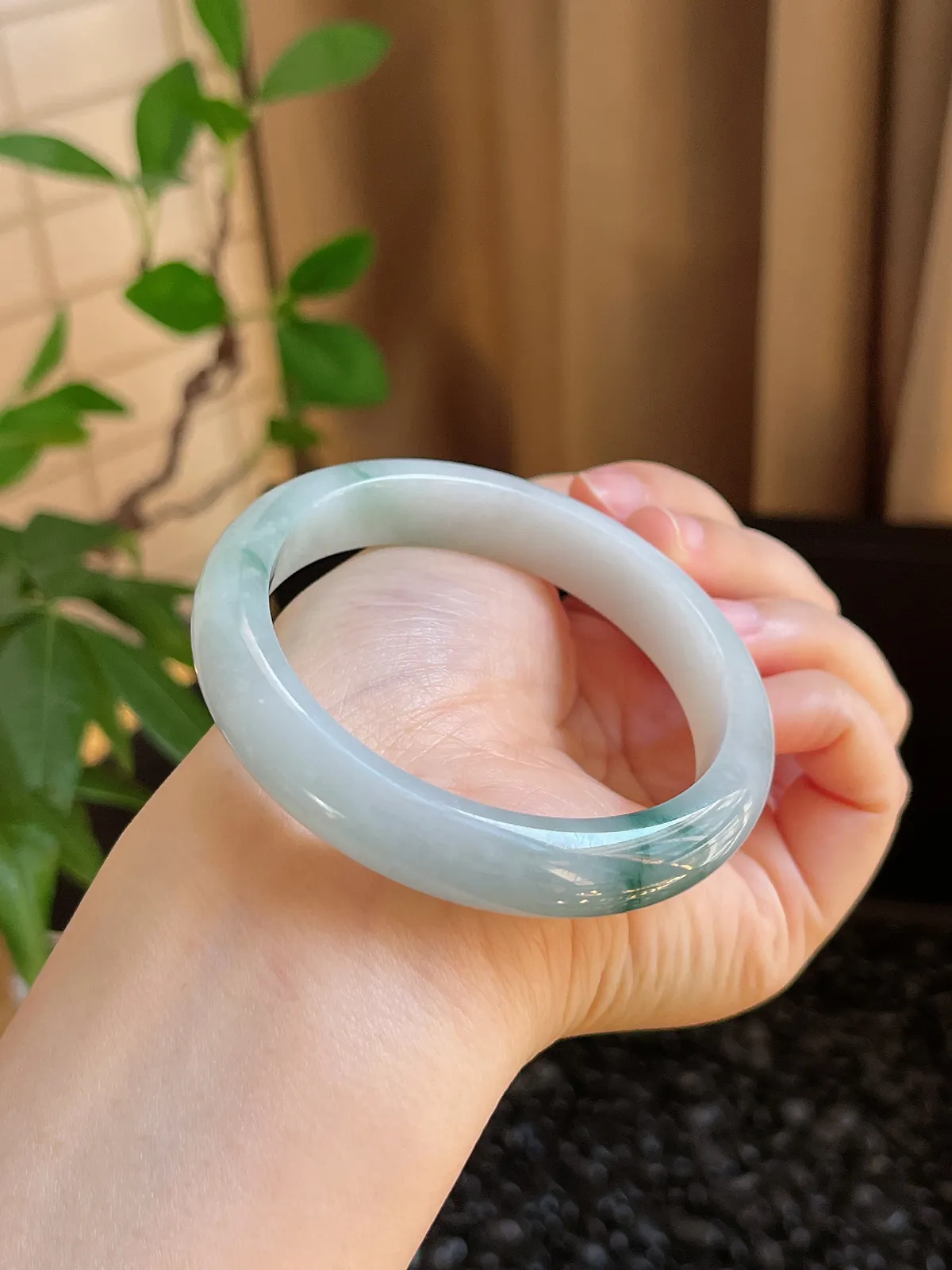 正圈56.8圈口，翡翠糯化种飘绿手镯