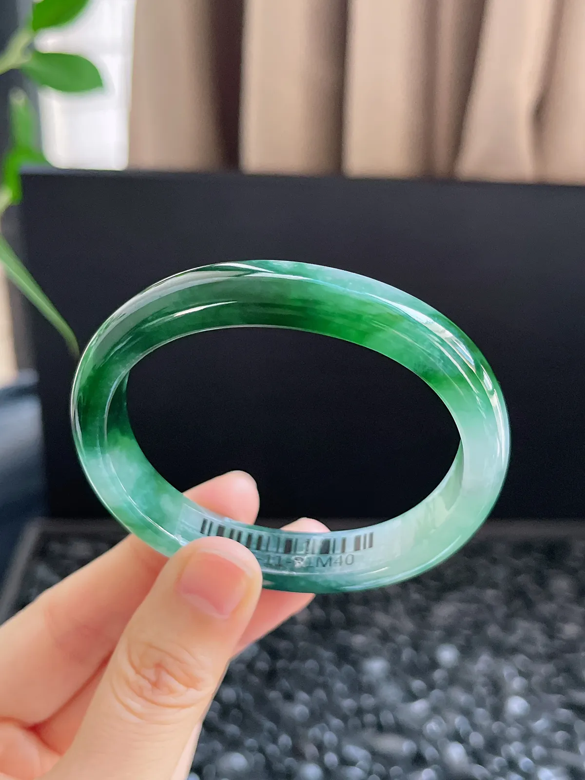 贵妃镯54.3圈口，翡翠冰糯种飘绿手镯