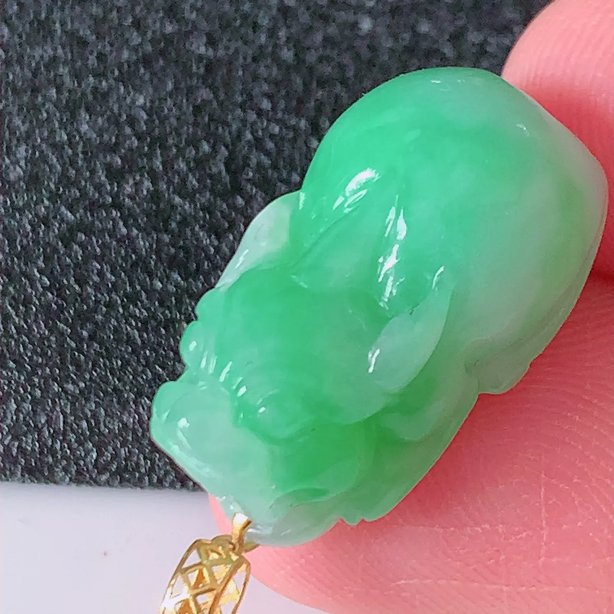 18K金镶嵌满绿翡翠招财貔貅吊坠，民间有“一摸貔貅运程旺盛，再摸貔貅财运滚滚，三摸貔貅平步青云 ”的