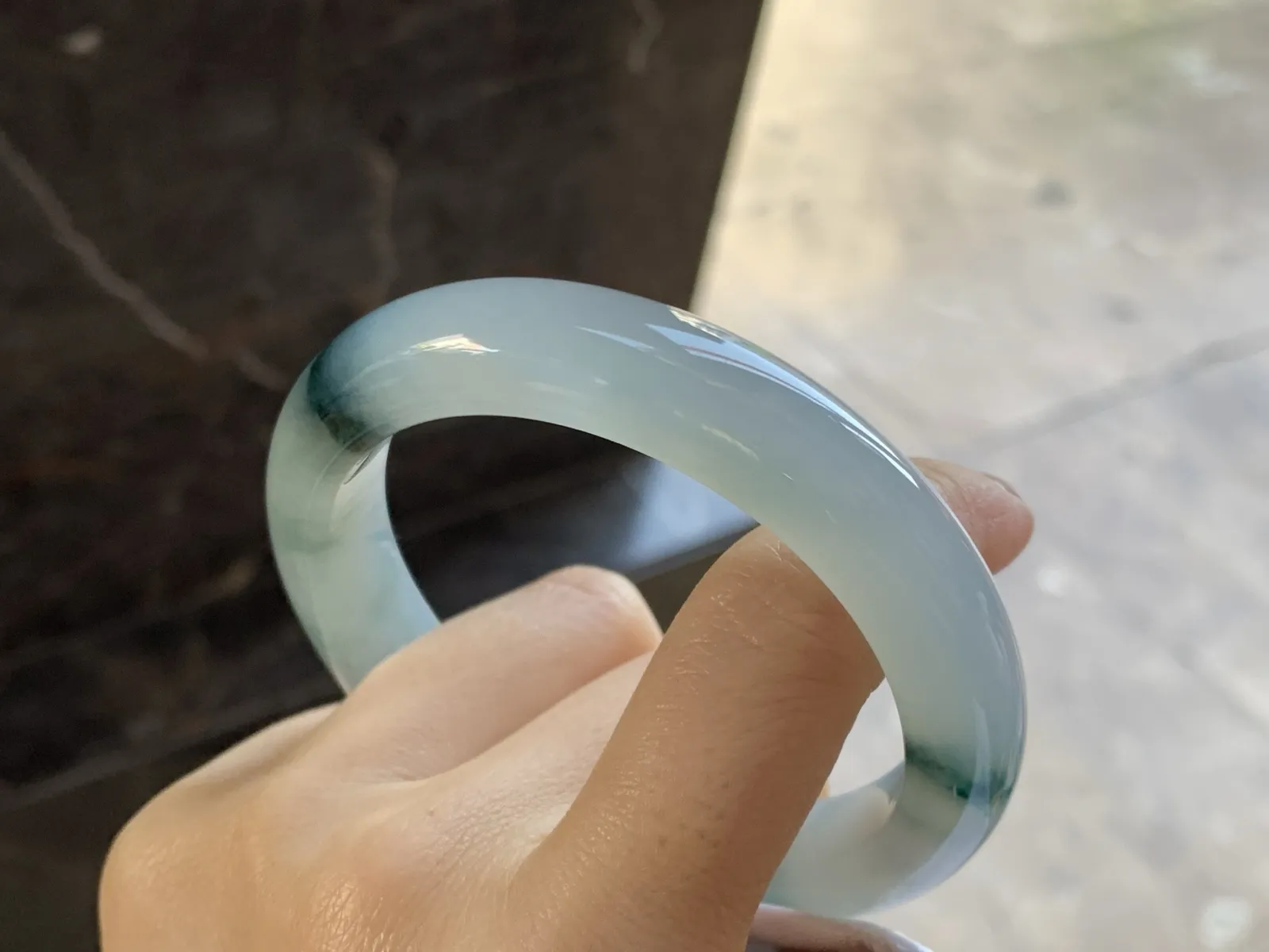 冰种飘花手镯
尺寸：58.4-12.6-9.3mm
种好 底子细腻干净