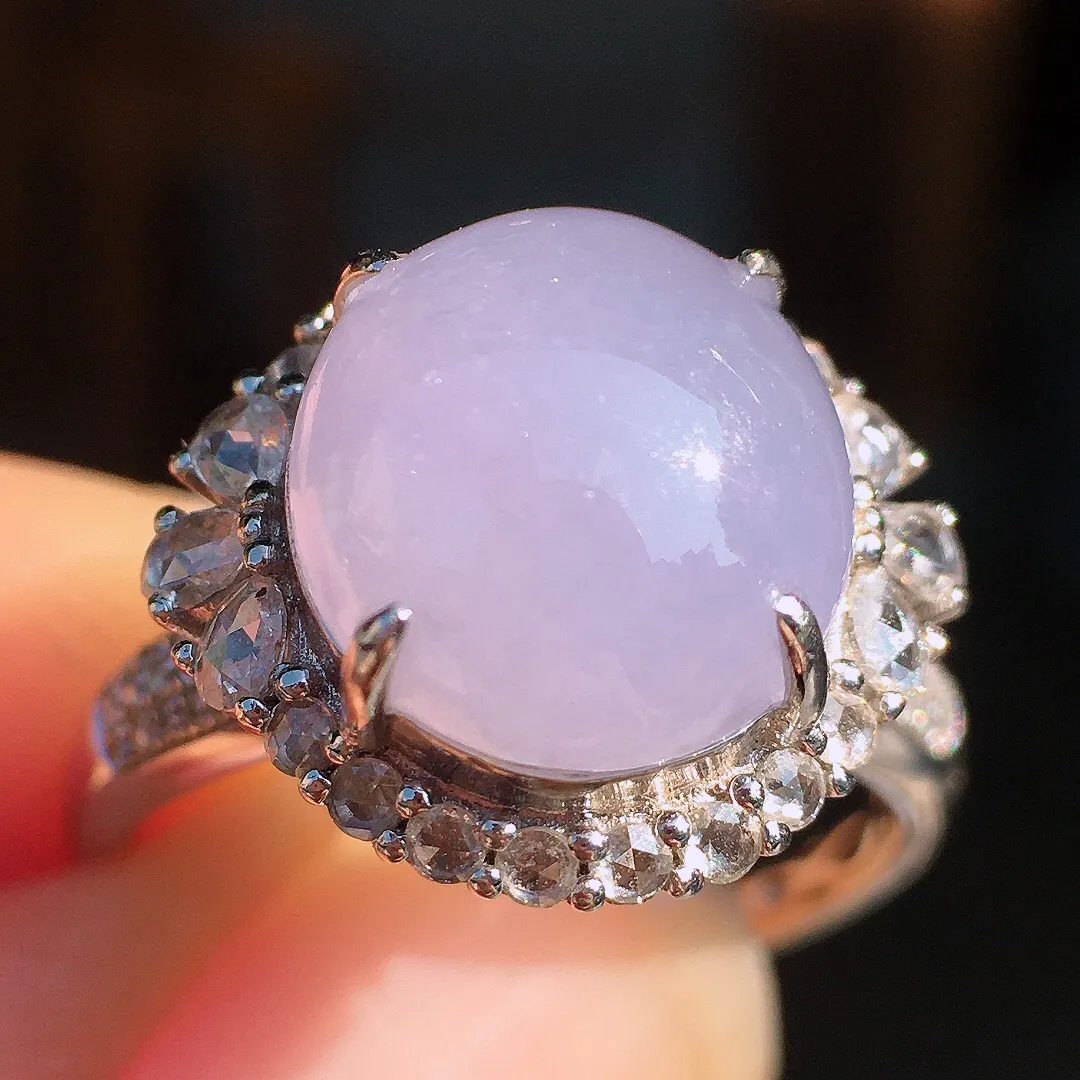 紫罗兰蛋面戒指，色泽均匀艳丽，玉质细腻，荧光感超
强，饱满圆润，尽显优雅气质，18k
金豪华镶嵌