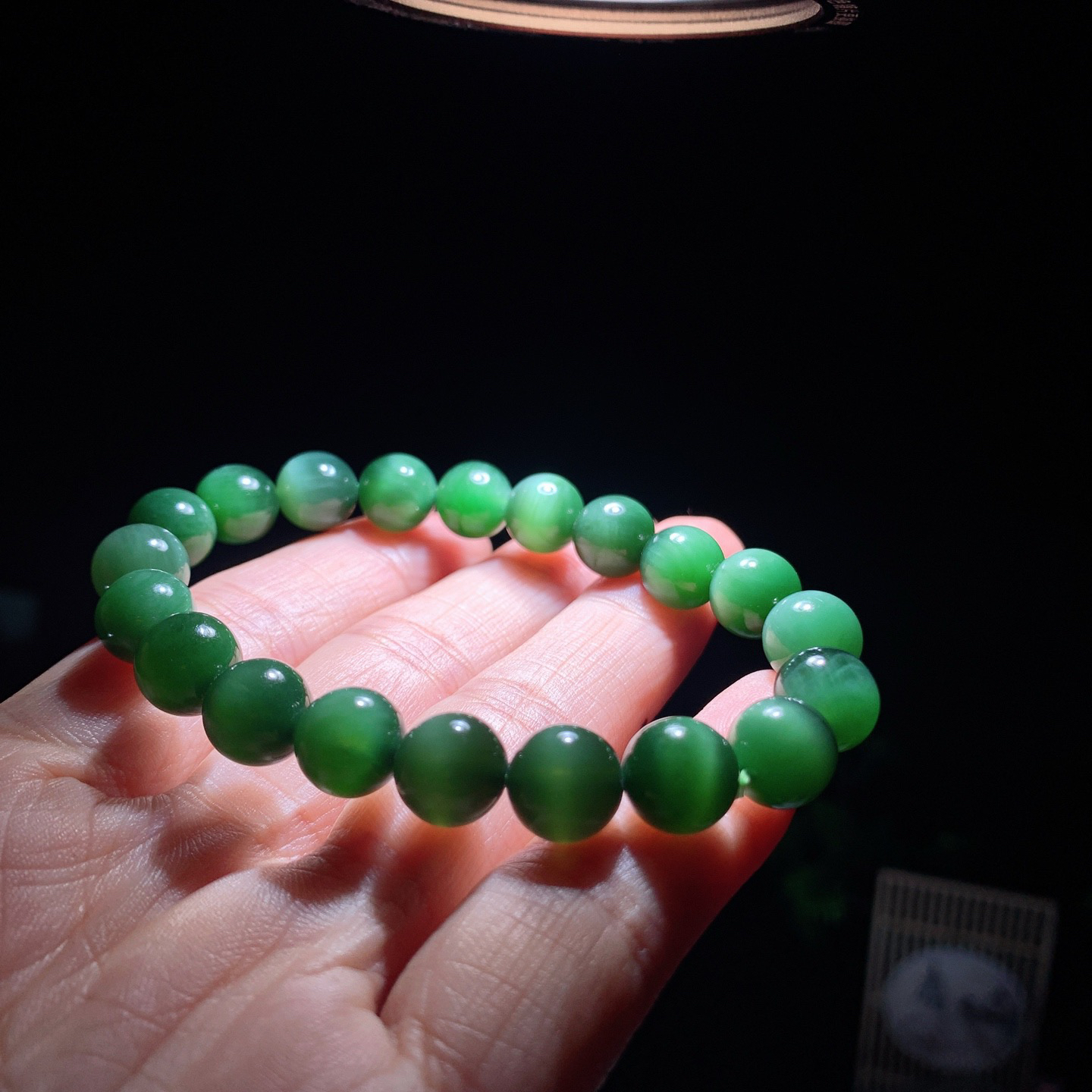 和田玉菠菜绿猫眼俄罗斯碧玉猫眼手串。碧玉手串 单颗尺寸10重25克。玉质细腻油润。手推出油。佩戴高端典雅。lt250105