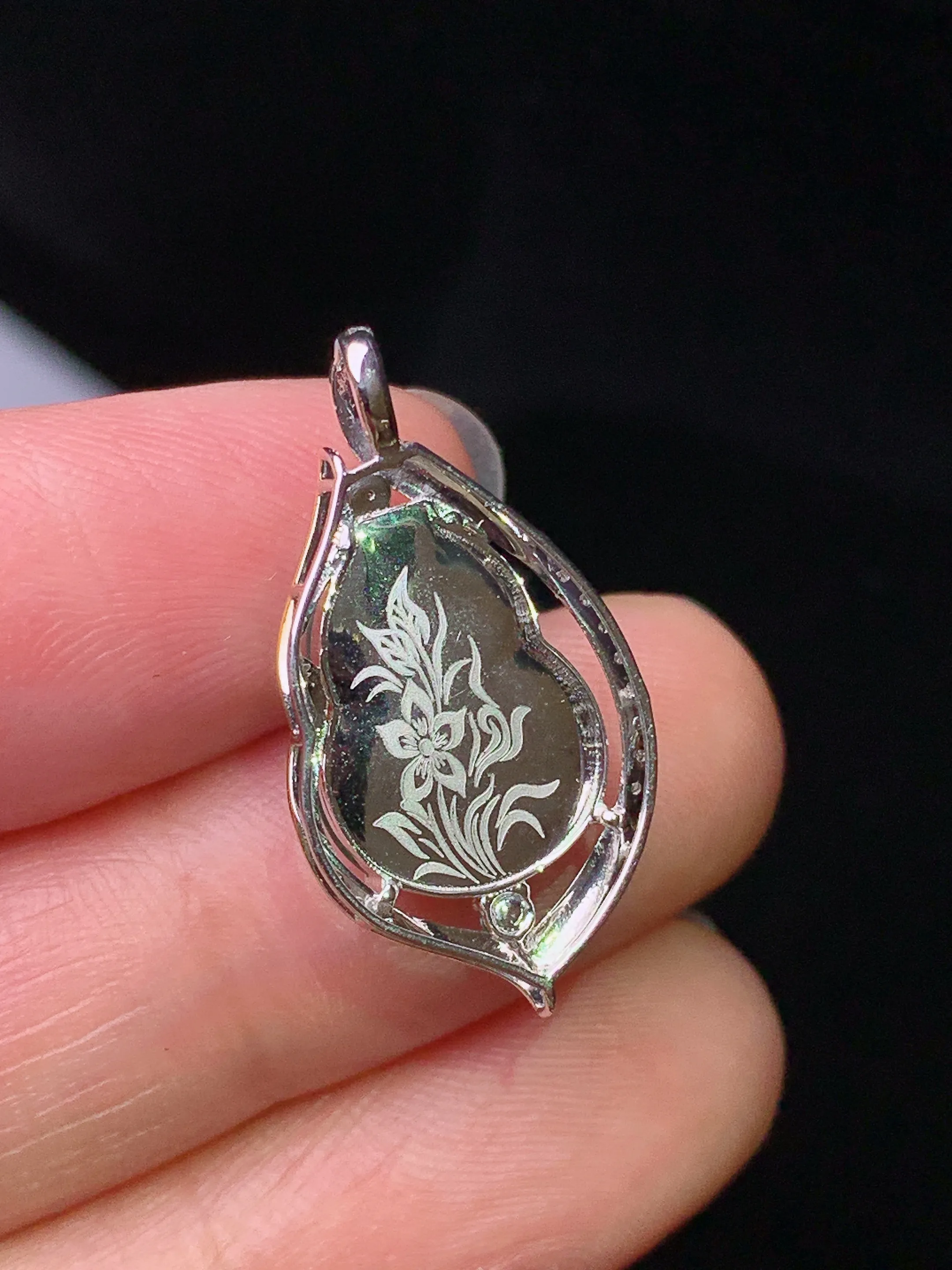 18k金镶嵌翠绿葫芦吊坠 玉质细腻 色泽艳丽清新 整体尺寸24.5*12.8*7