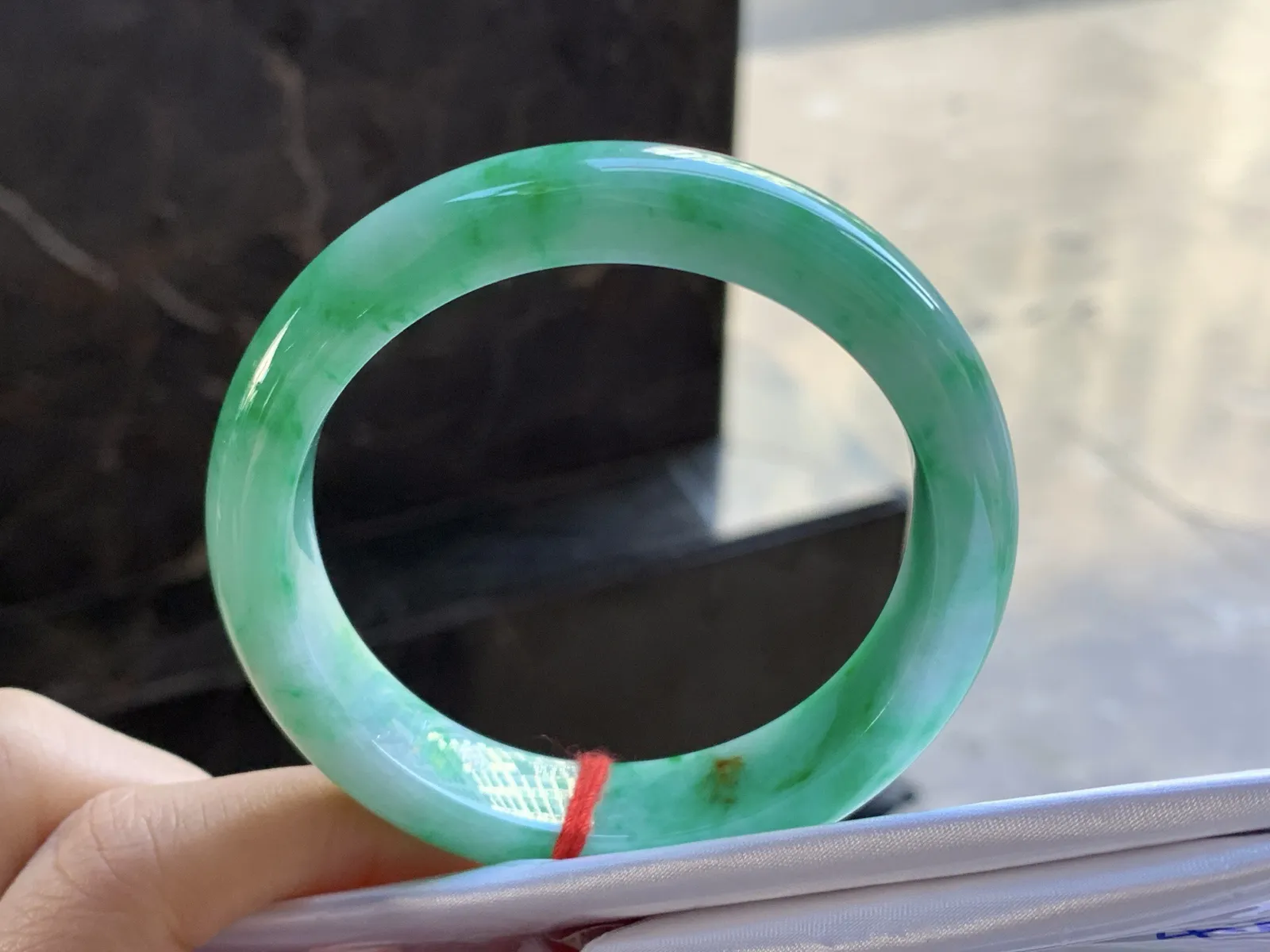 54-13-8.3

带色手镯^_^颜色好看 玉质温润