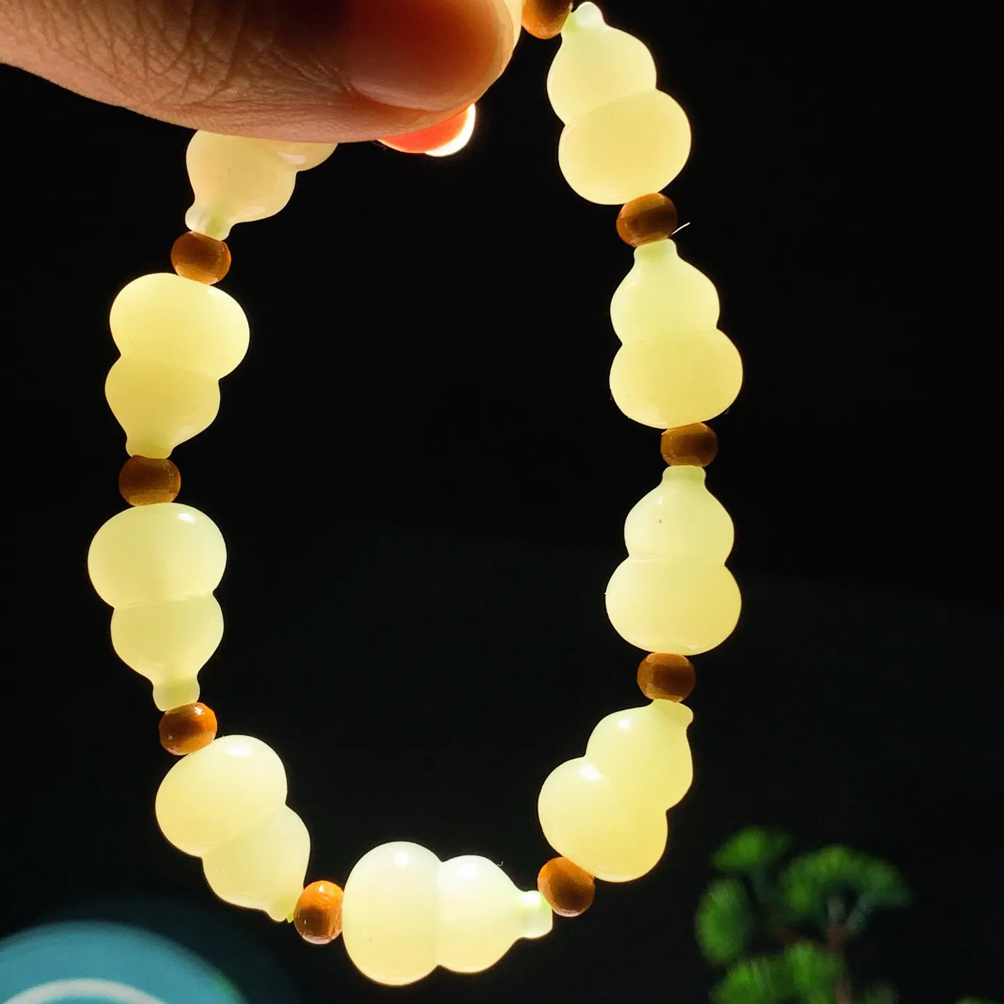 新疆和田玉若羌黄口料福禄葫芦手串。单颗尺寸17/12！玉质细腻油润。手推出油。佩戴高端典雅。lt250105