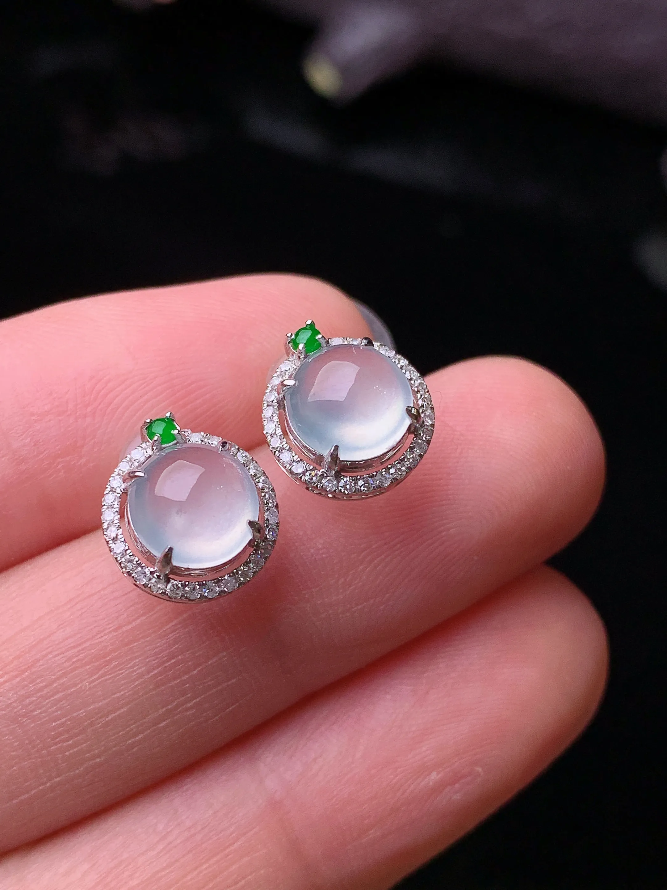 18k金钻镶嵌冰种蛋面耳钉 玉质细腻 色泽清新艳丽 整体尺寸10.2*9.5*6