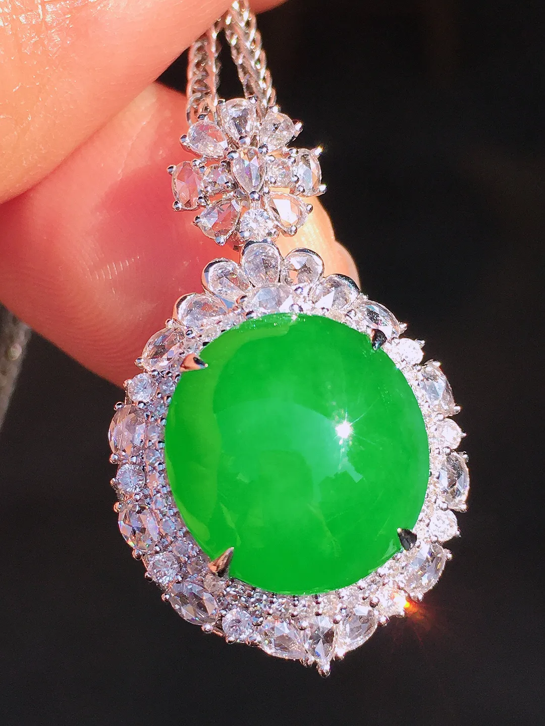 阳绿蛋面吊坠，色泽均匀艳丽，玉质细腻，荧光感超
强，饱满圆润，尽显优雅气质，18k
金豪华镶嵌