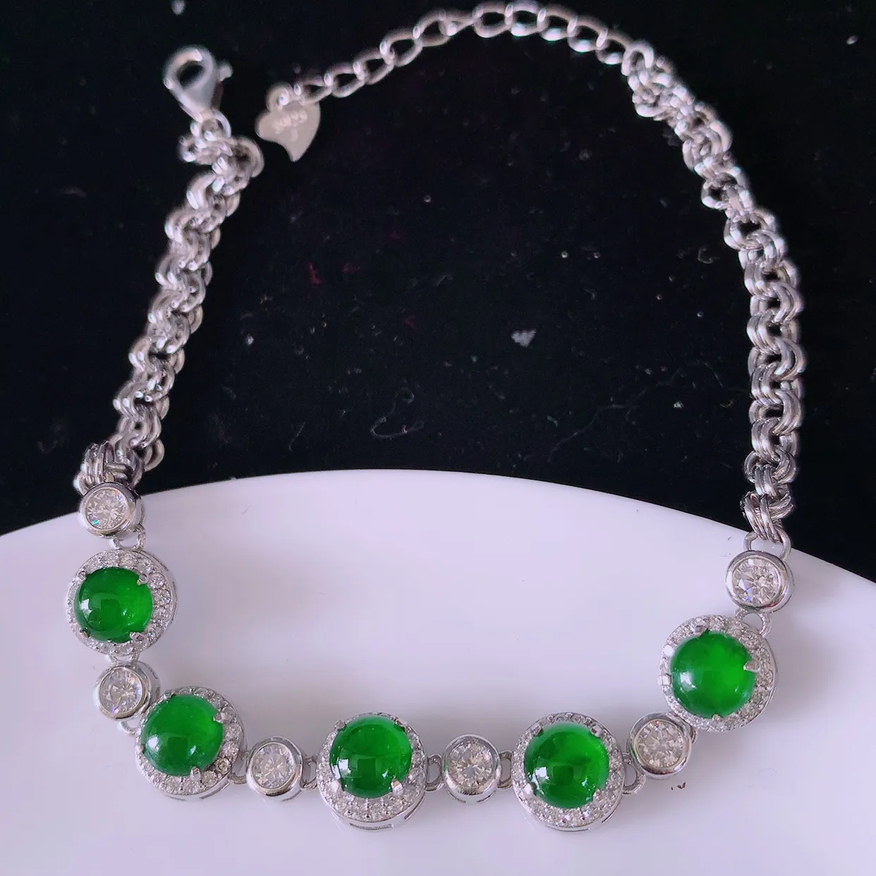 冰透满绿翡翠925银镶嵌手链，自然光实拍，翠色灵动，颜色漂亮，种老水足，品相佳，佩戴佳品！#97.4取一整体7.2*7.2*5.8裸石5*5