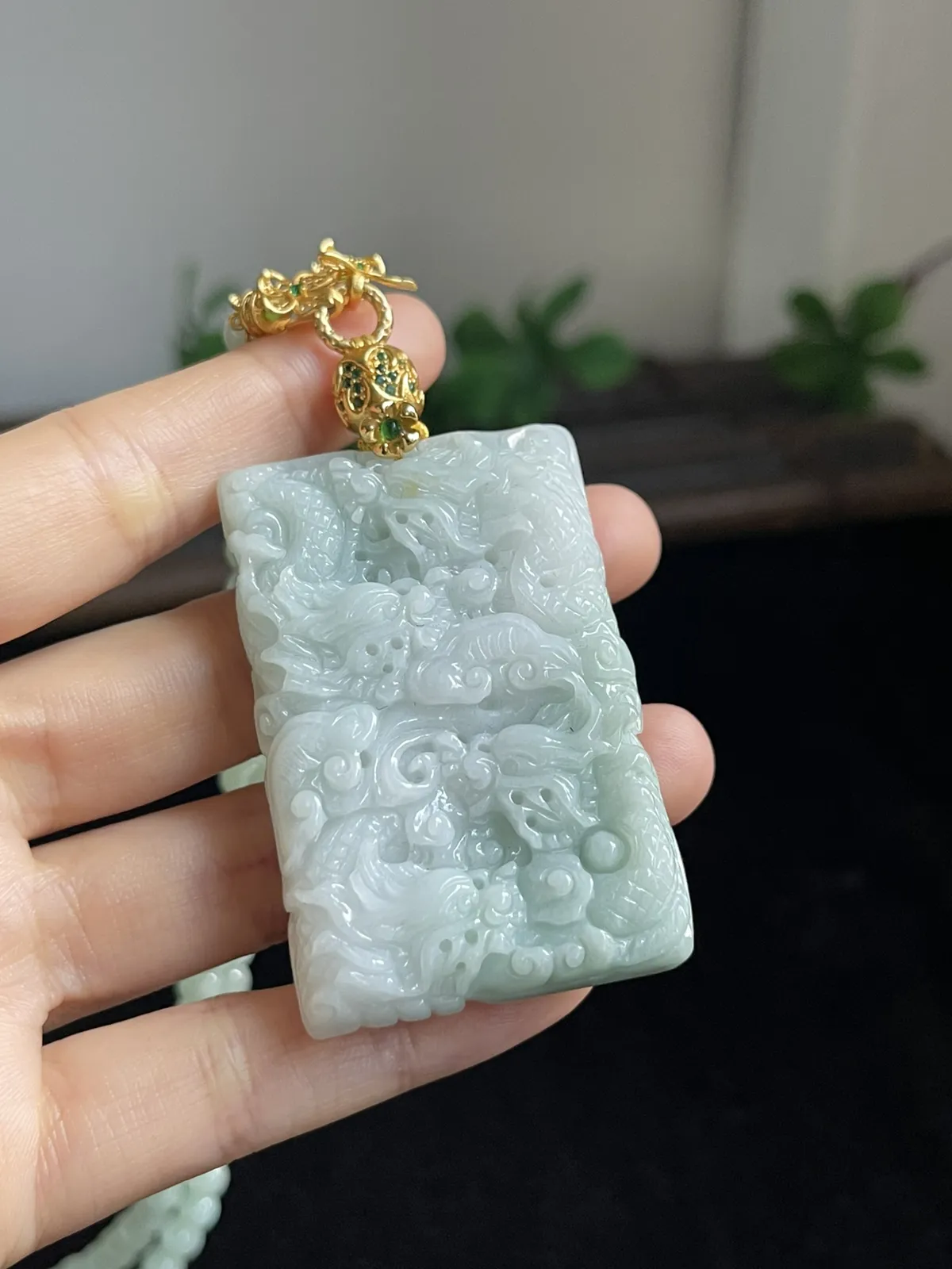 翡翠糯化种吊坠，配珠未测