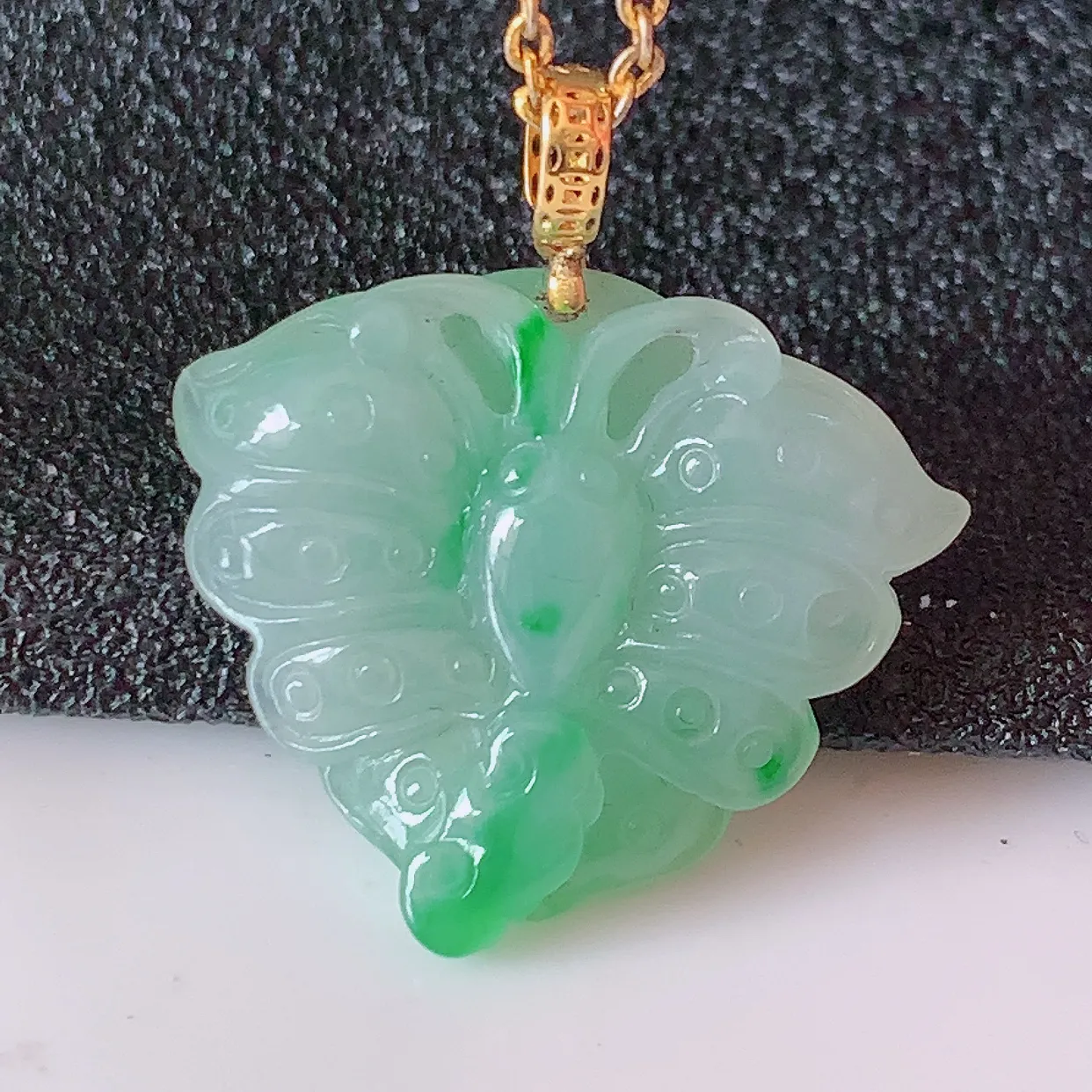 18k金镶嵌冰润飘绿翡翠蝴蝶吊坠，款式新颖时尚，日常百搭的款。清秀高雅，佩戴优雅高贵！#1.4