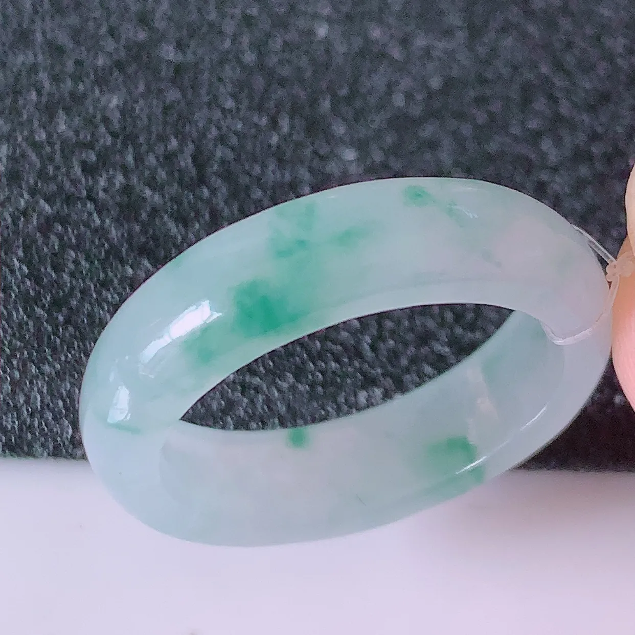 自然光实拍，18.8mm内径冰种飘花翡翠指环，玉戒指，玉质莹润，好精美好冰润的指环，19圈口，上手纤巧！#49.4尺寸18.8-5.6-3