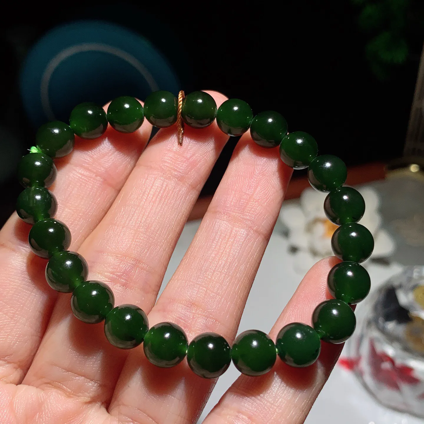 和田玉菠菜绿俄罗斯碧玉手串。单颗尺寸8！玉质细腻油润。手推出油。佩戴高端典雅。lt250105
