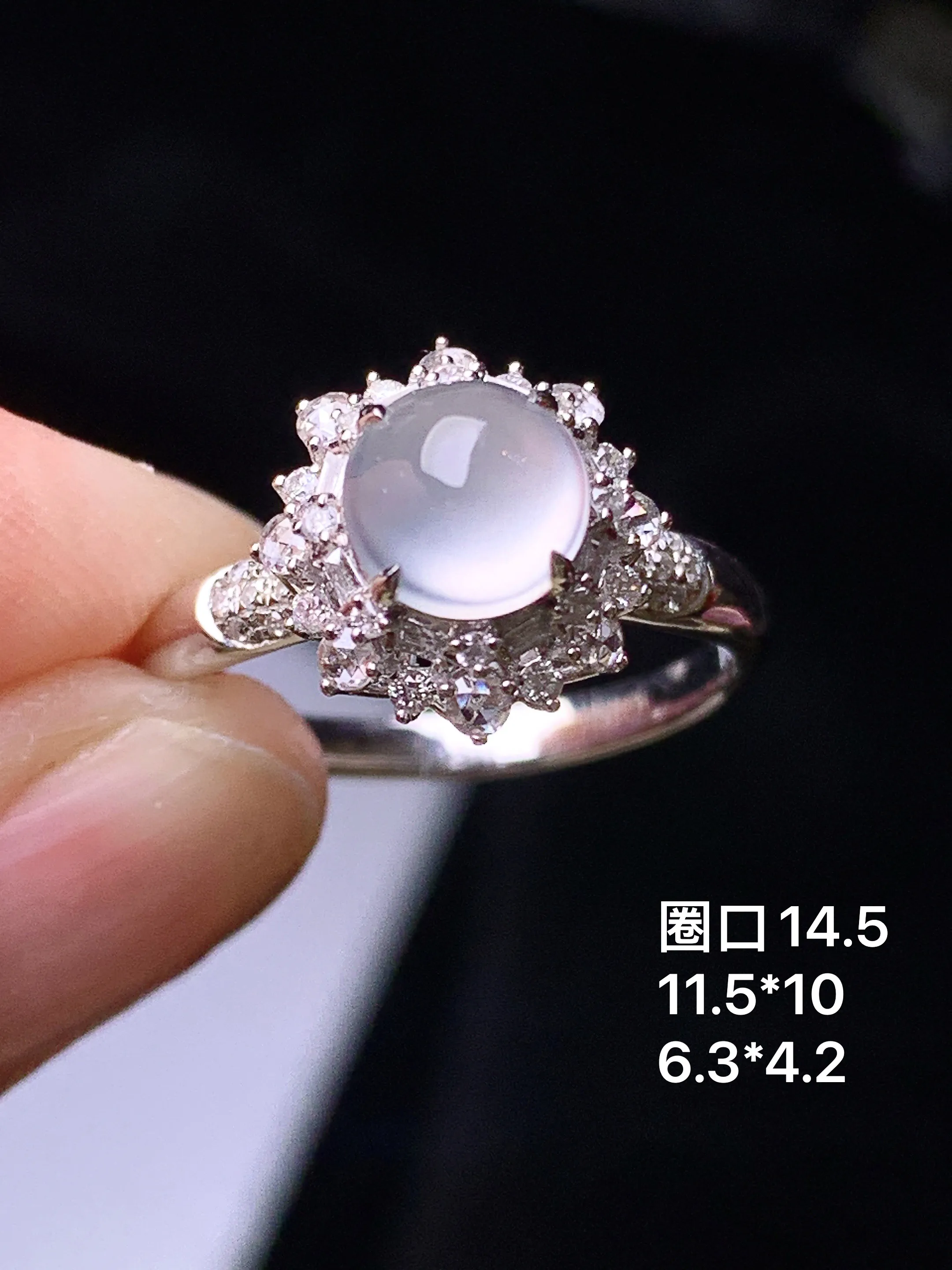 18k金钻镶嵌冰种蛋面戒指 玉质细腻 色泽艳丽清新 圈口14.5 整体尺寸11.5*10