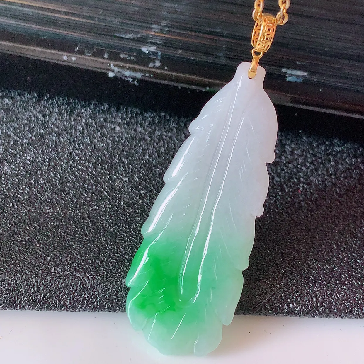 18k金镶嵌冰润飘绿翡翠栩栩生辉羽毛吊坠，款式新颖时尚，日常百搭的款。清秀高雅，佩戴优雅高贵！#1.4