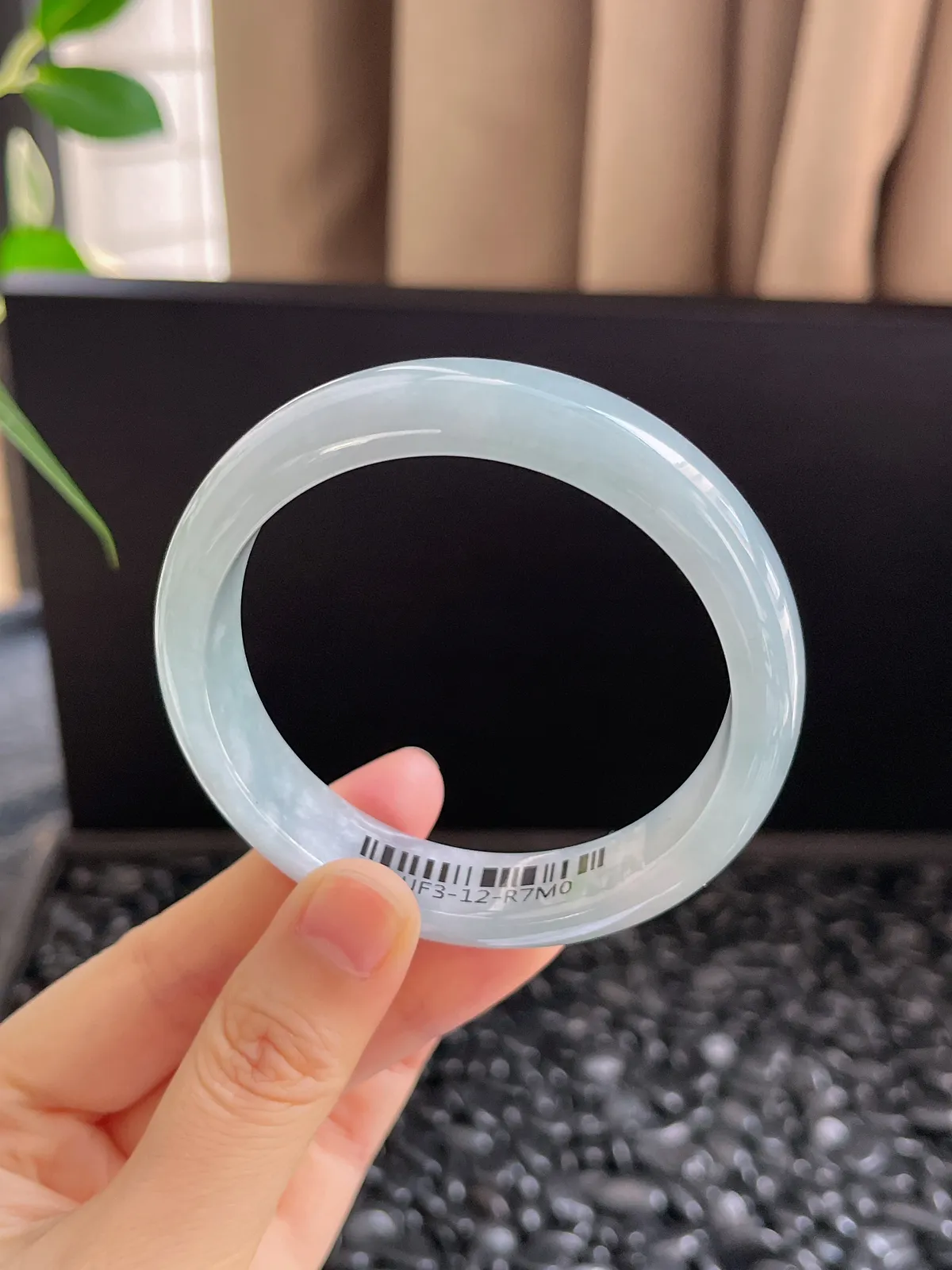 正圈56.6圈口，翡翠冰糯种淡绿色手镯