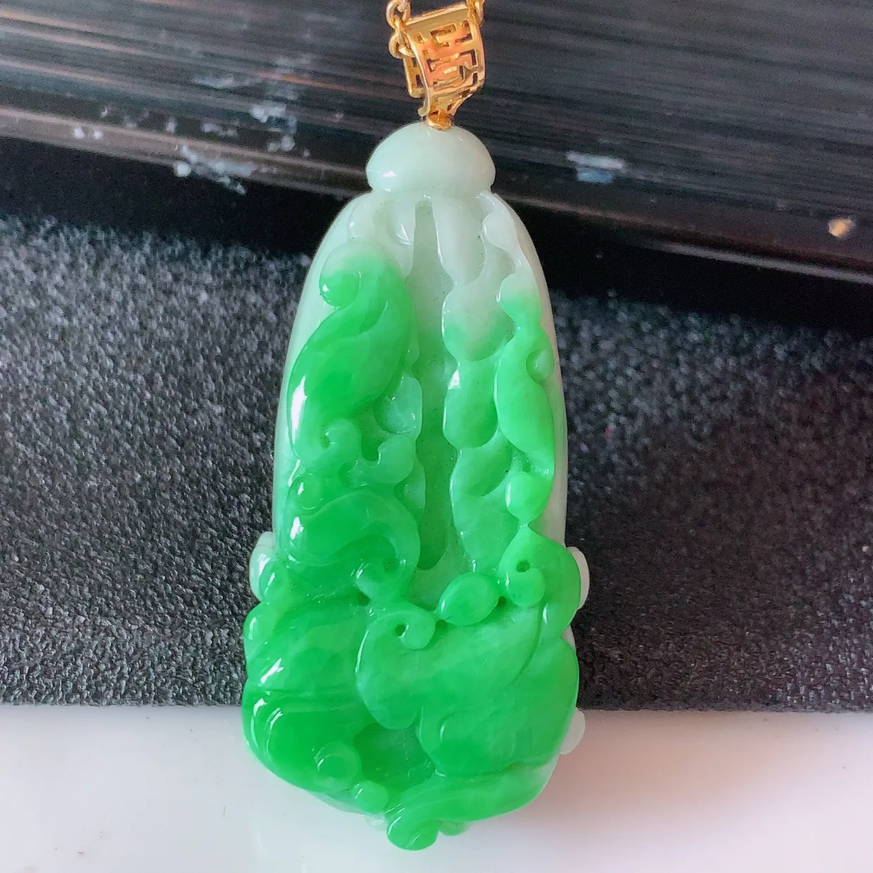18K金镶嵌辣绿翡翠招百财白菜吊坠，百财聚来，财源滚滚，色泽鲜艳，精工水润的白菜，性价比高！#1.4