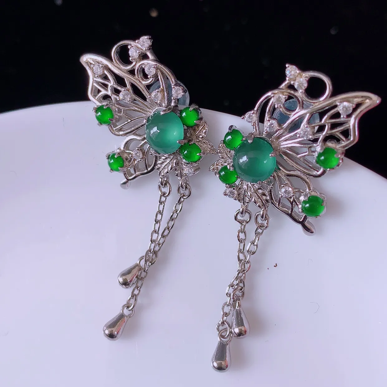 冰透满绿翡翠925银镶嵌，自然光实拍，翠色灵动，颜色漂亮，种老水足，品相佳，佩戴佳品！#97.4整体