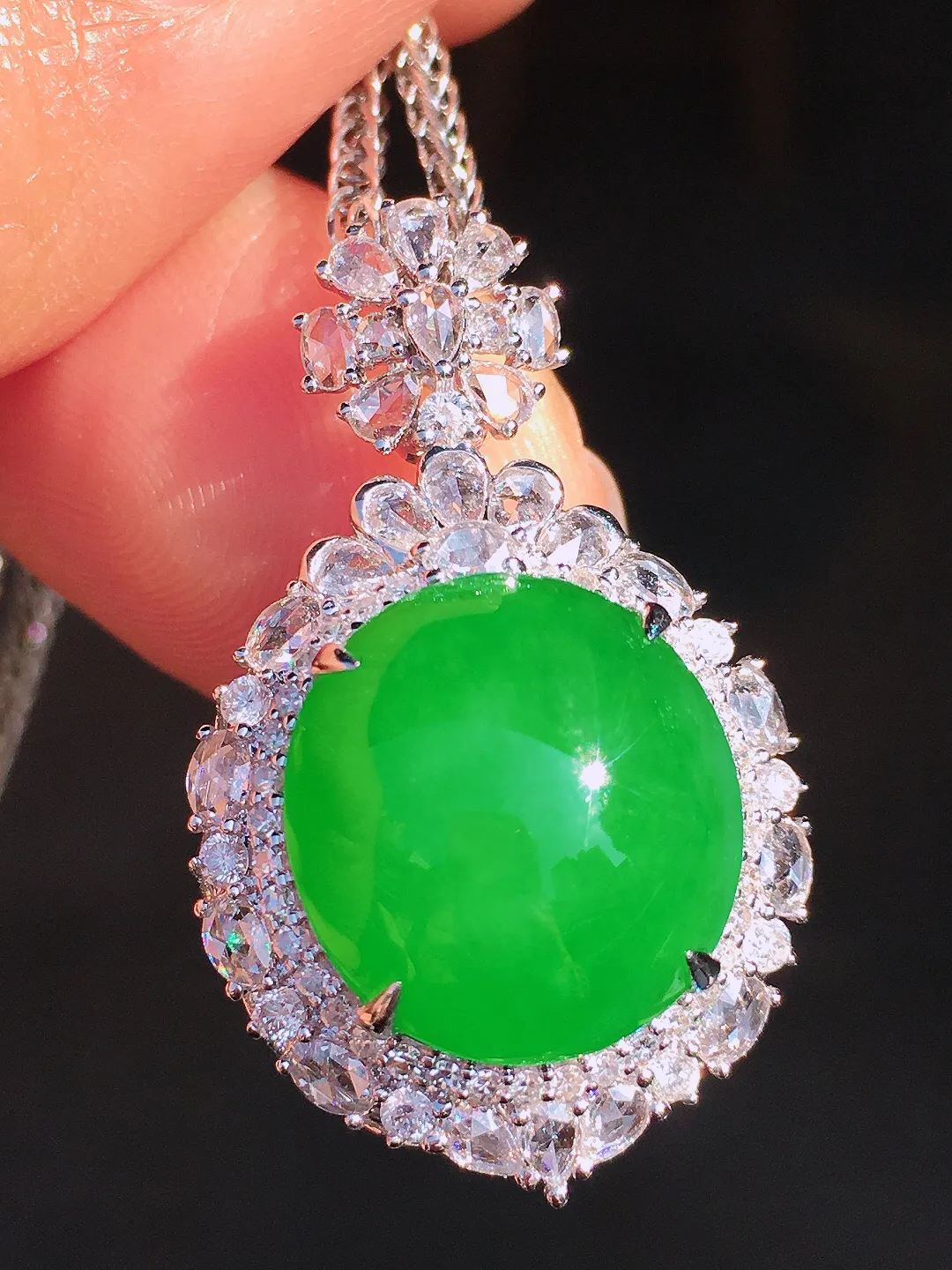 阳绿蛋面吊坠，色泽均匀艳丽，玉质细腻，荧光感超
强，饱满圆润，尽显优雅气质，18k
金豪华镶嵌