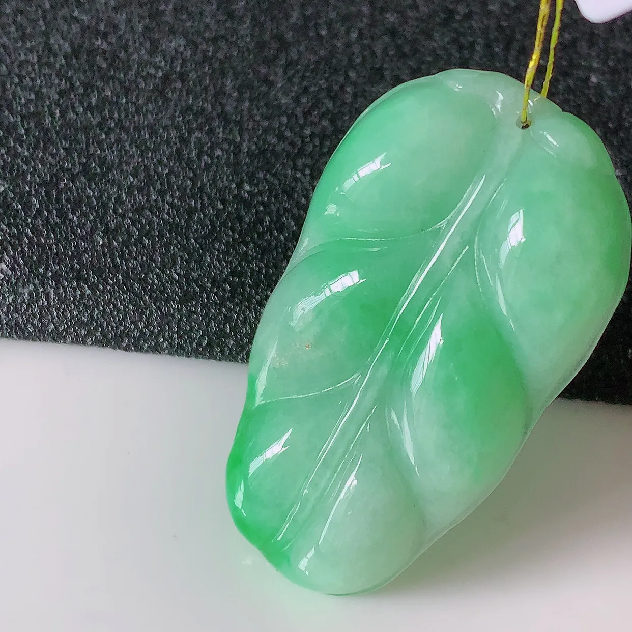 自然光实拍，冰润飘绿翡翠事业有成叶子吊坠，莹润且起胶，叶子清秀优雅，佩戴大业有成！#35.4