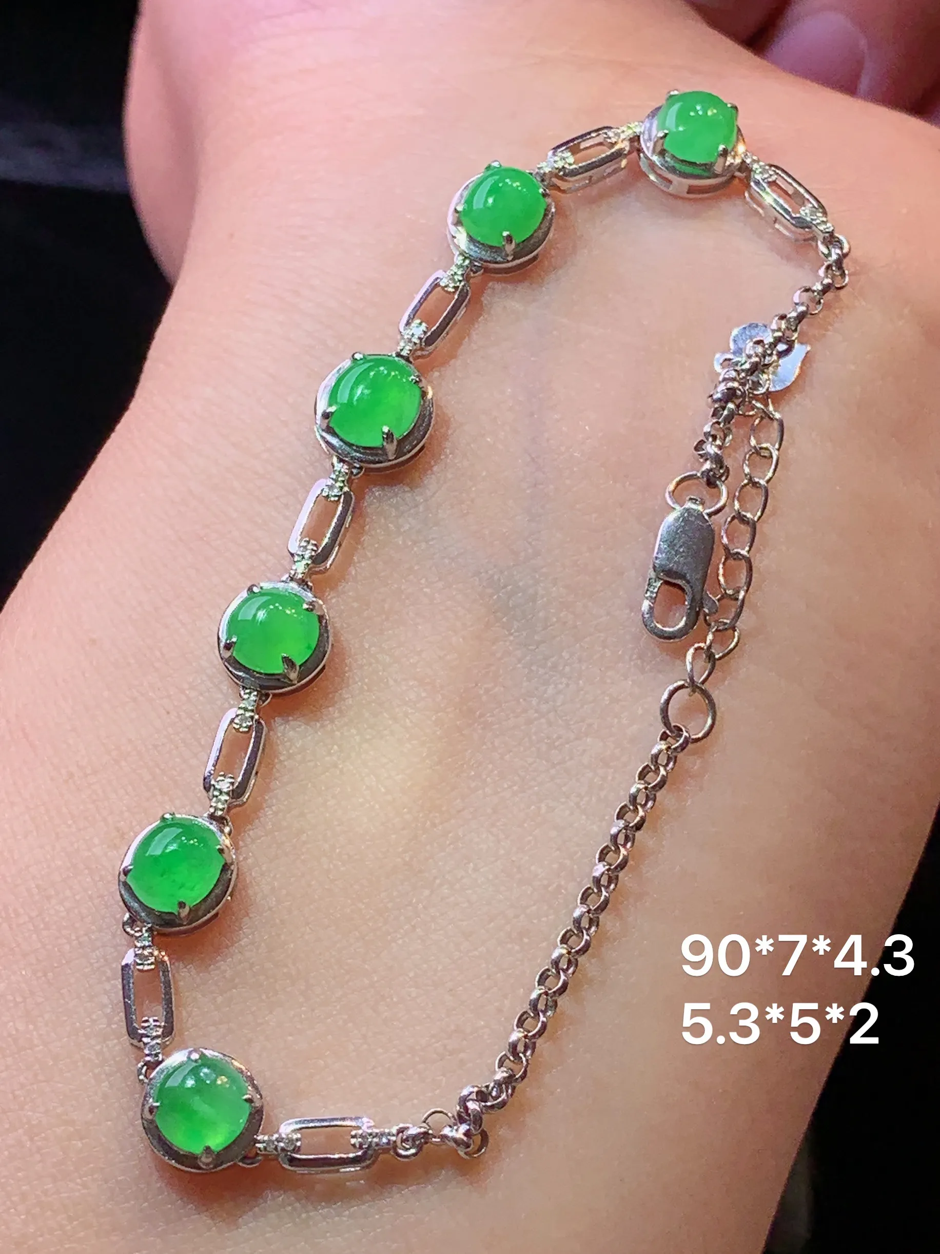 18k金镶嵌翠绿蛋面手链 玉质细腻 色泽清新艳丽 整体尺寸90*7*4.3