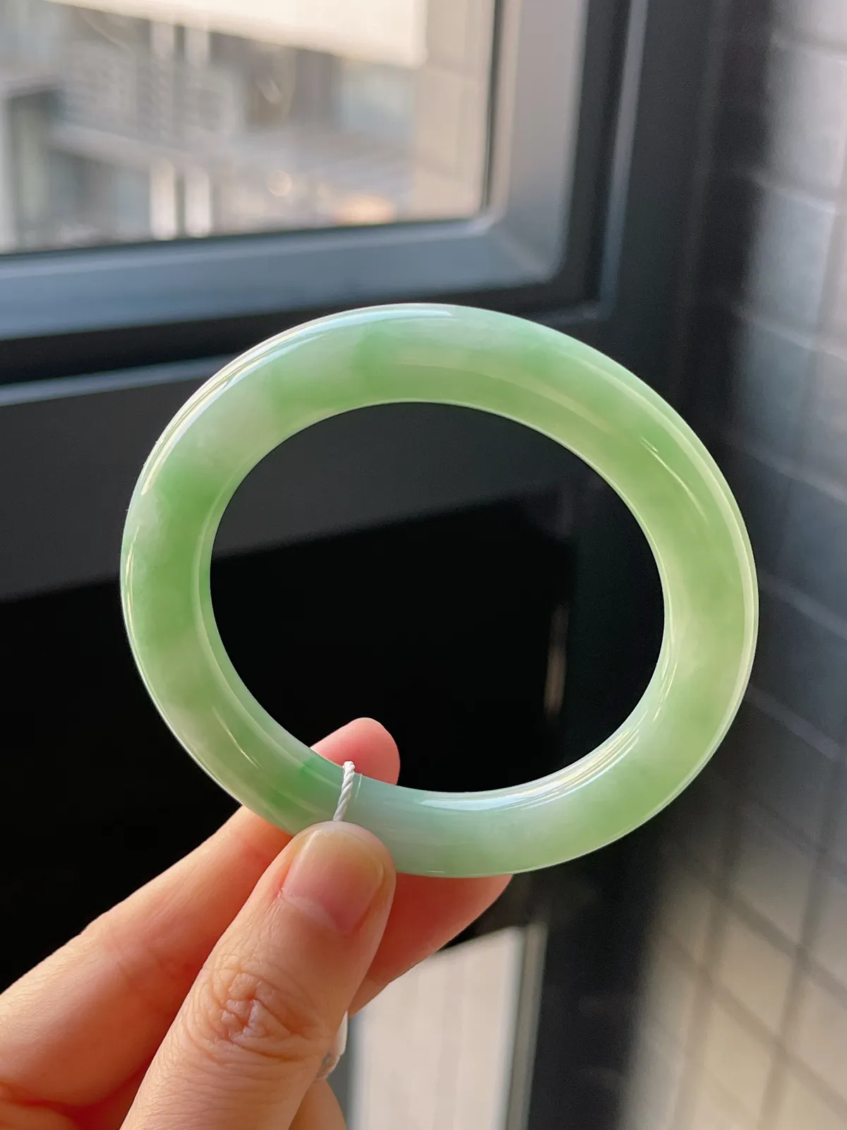 圆镯53圈口，翡翠糯化种淡绿色手镯