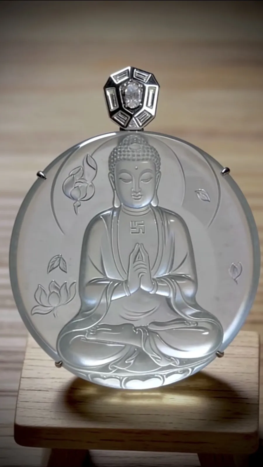 【大日如来佛】，
法相庄严，莲瓣舒展，禅意自生。
方寸之间，纳天地虚静，照见本心。
作品裸石53.2-53.2-6.5mm，
整体65-53.2-7.5mm，45.03g，
18K金，南非钻，