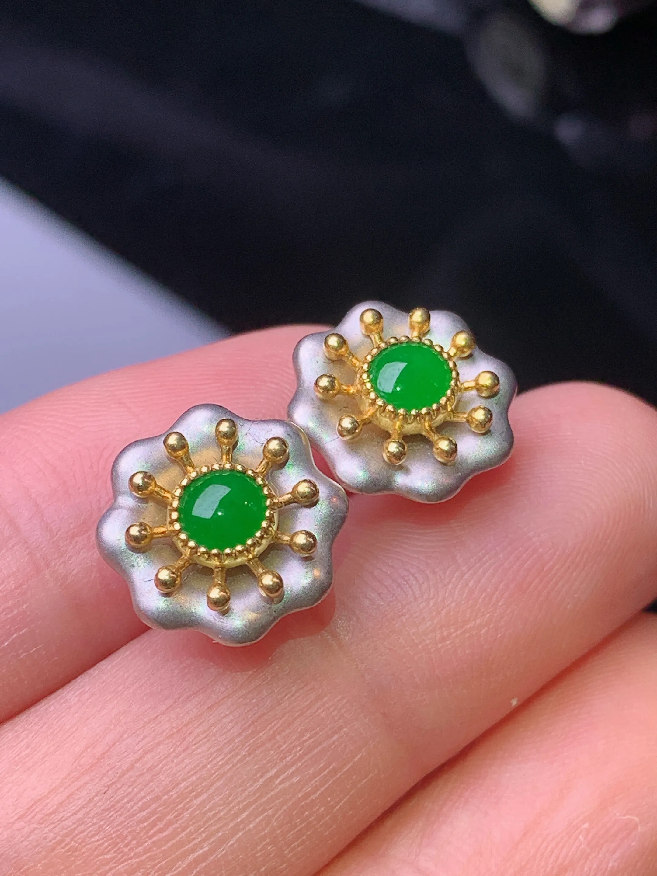 18k金镶嵌满绿蛋面耳钉 玉质细腻 色泽艳丽清新 整体尺寸12*4.2