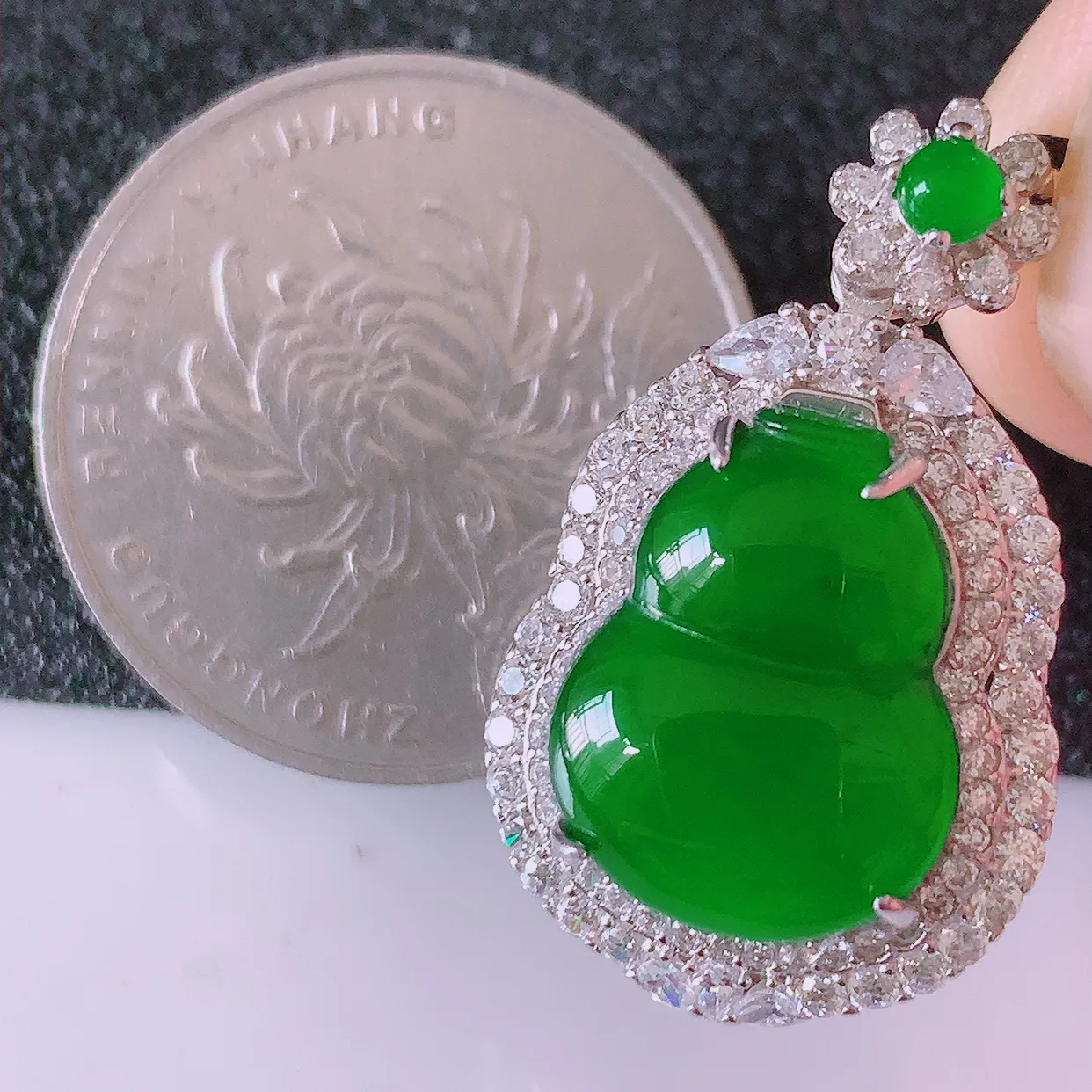 冰透满绿翡翠925银镶嵌葫芦吊坠，自然光实拍，翠色灵动，颜色漂亮，种老水足，品相佳，佩戴佳品！#97.4整体28*16.6*11裸石15*11.5