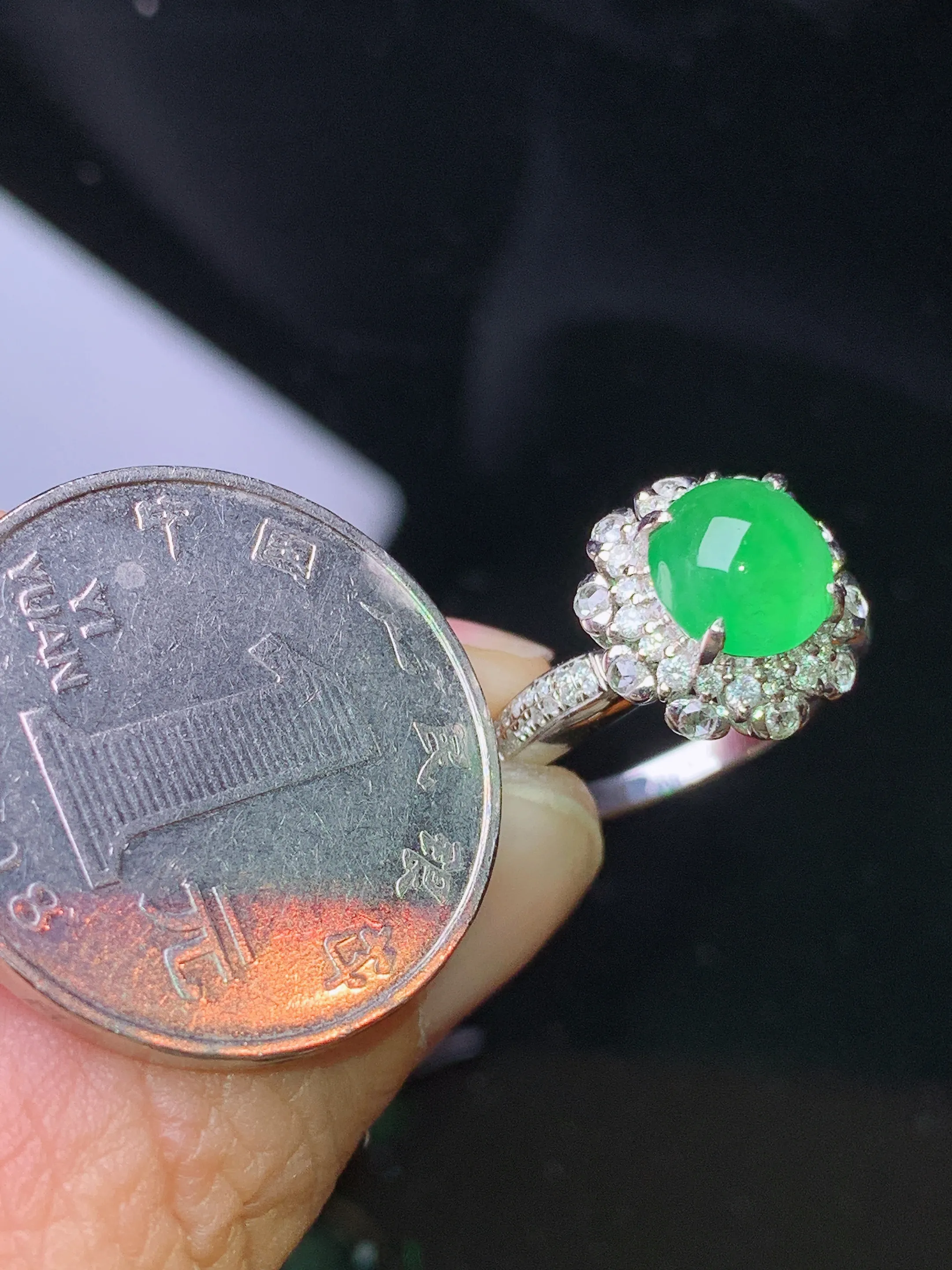 18k金钻镶嵌翠绿蛋面戒指 玉质细腻 色泽清新艳丽 圈口12.5 整体尺寸12.5*12*11.2