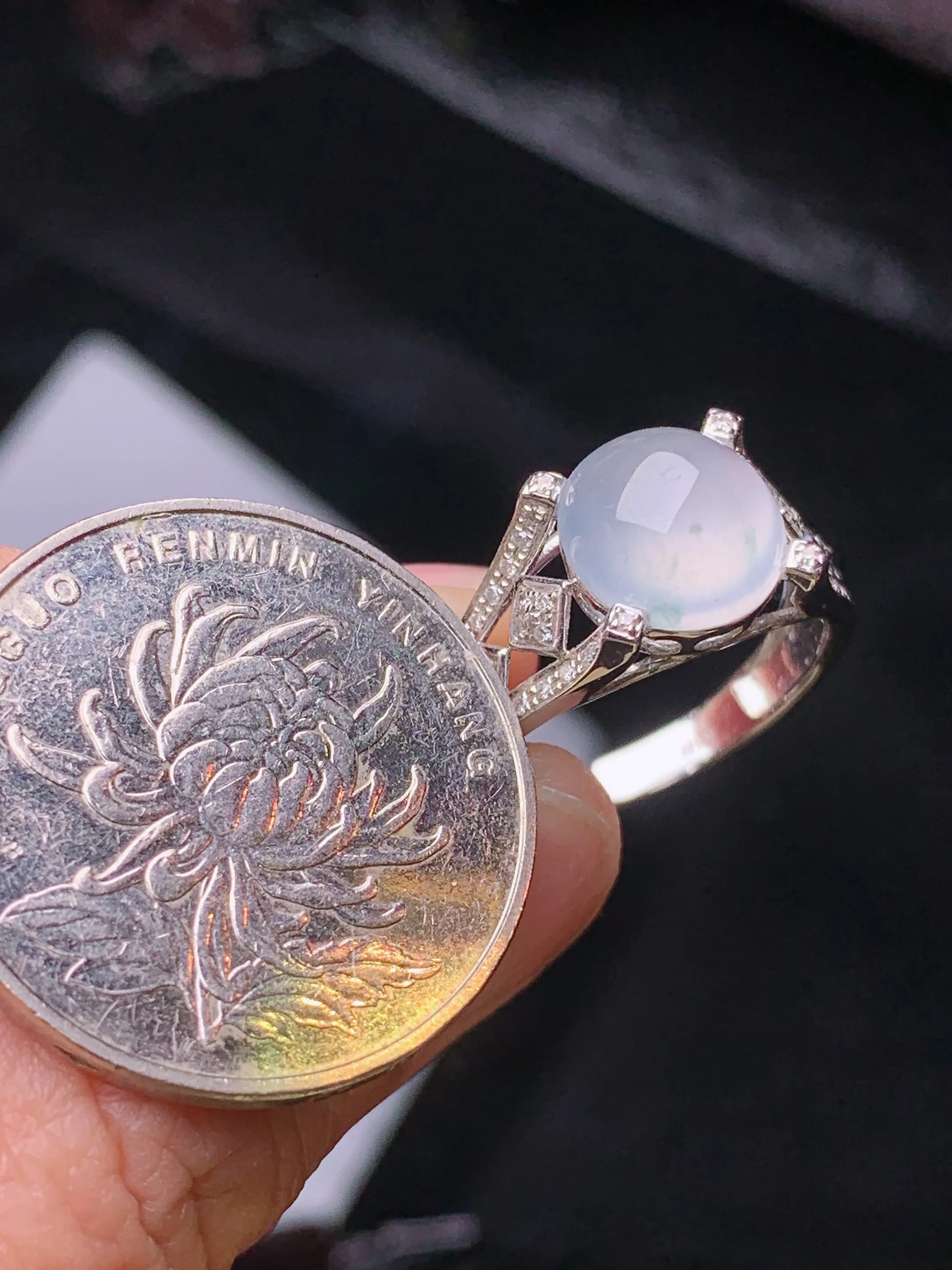 18k金钻镶嵌冰种蛋面戒指 玉质细腻 色泽艳丽清新 圈口14 裸石尺寸9.6*9.1*4.6