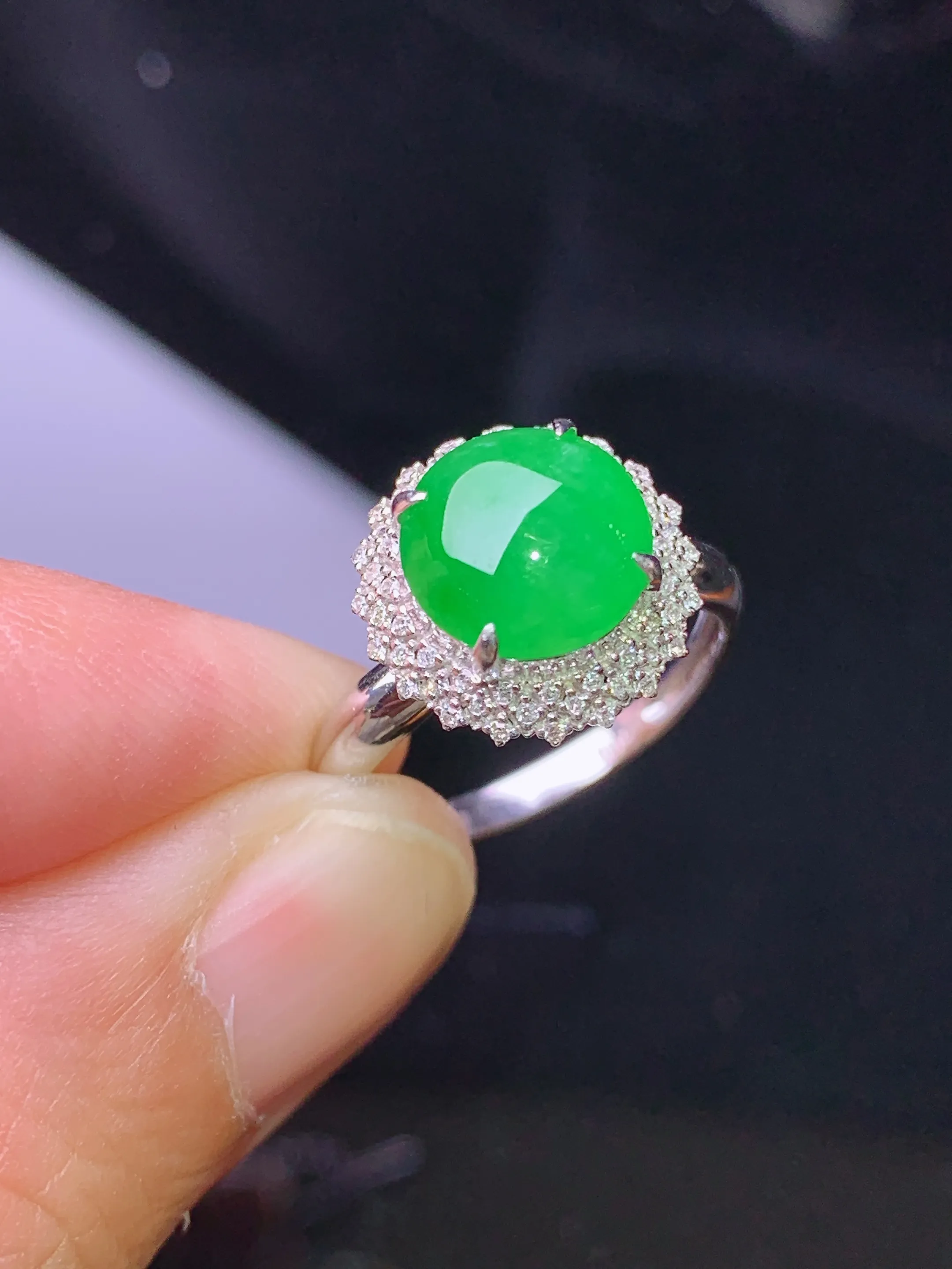 18k金钻镶嵌翠绿蛋面戒指 玉质细腻 色泽清新艳丽 圈口13.5 整体尺寸12.5*9