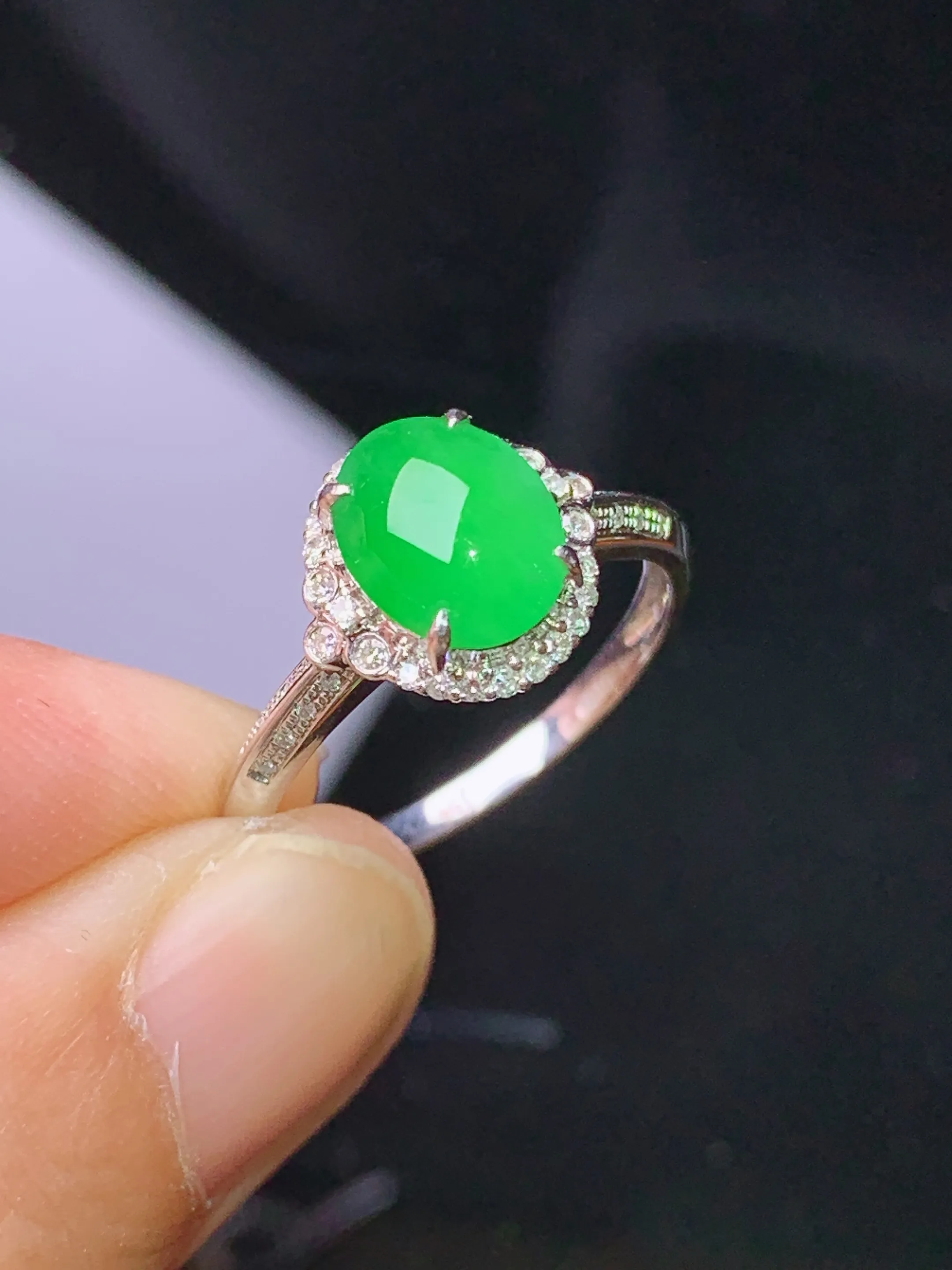 18k金钻镶嵌翠绿蛋面戒指 玉质细腻 色泽清新艳丽 圈口14 整体尺寸10.2*10.8*6.8