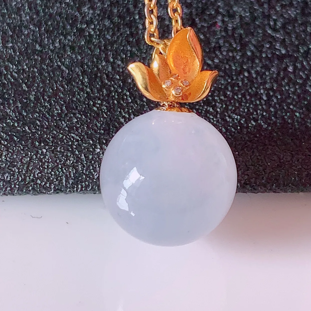 18K金镶嵌冰种翡翠转运珠吊坠，寓意“时来运转，财源滚滚” 寓意佳，荧光灼灼，转运珠佩戴时尚优雅！#1.4