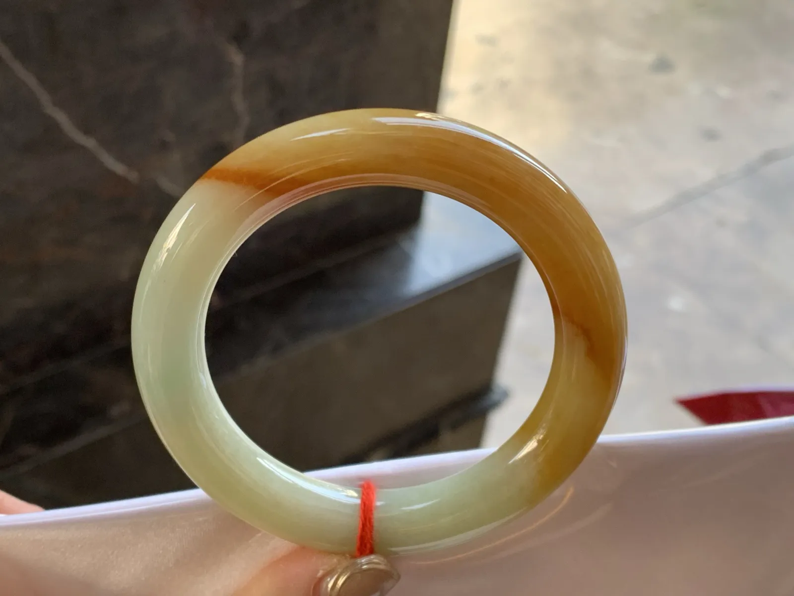 黄翡圆条手镯
尺寸：57-11.1mm
底子细腻干净～颜色漂亮