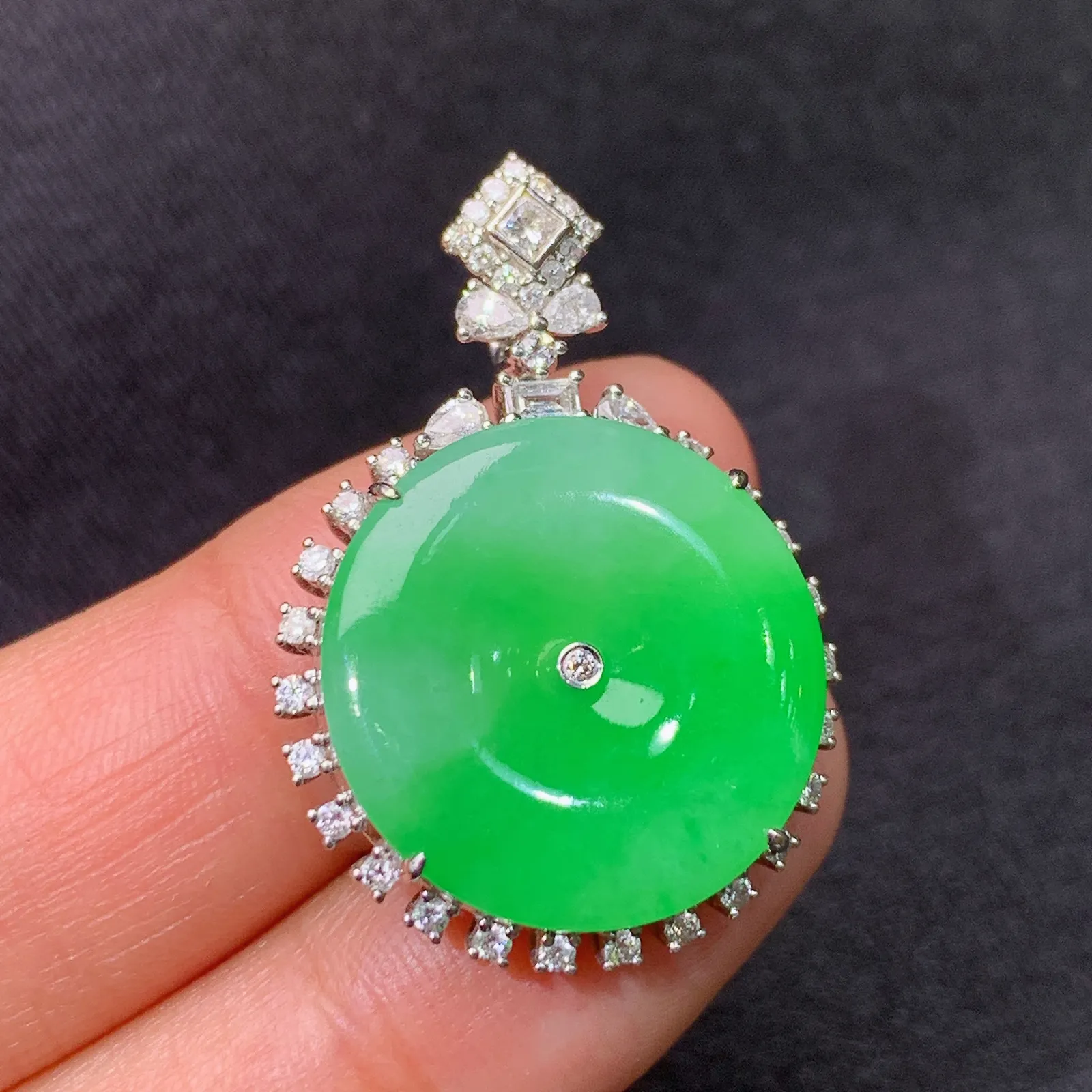 阳绿平安扣吊坠，18k金镶嵌，色泽鲜阳，冰润细腻，种水足，Yns 尺寸31.3*22*6.9