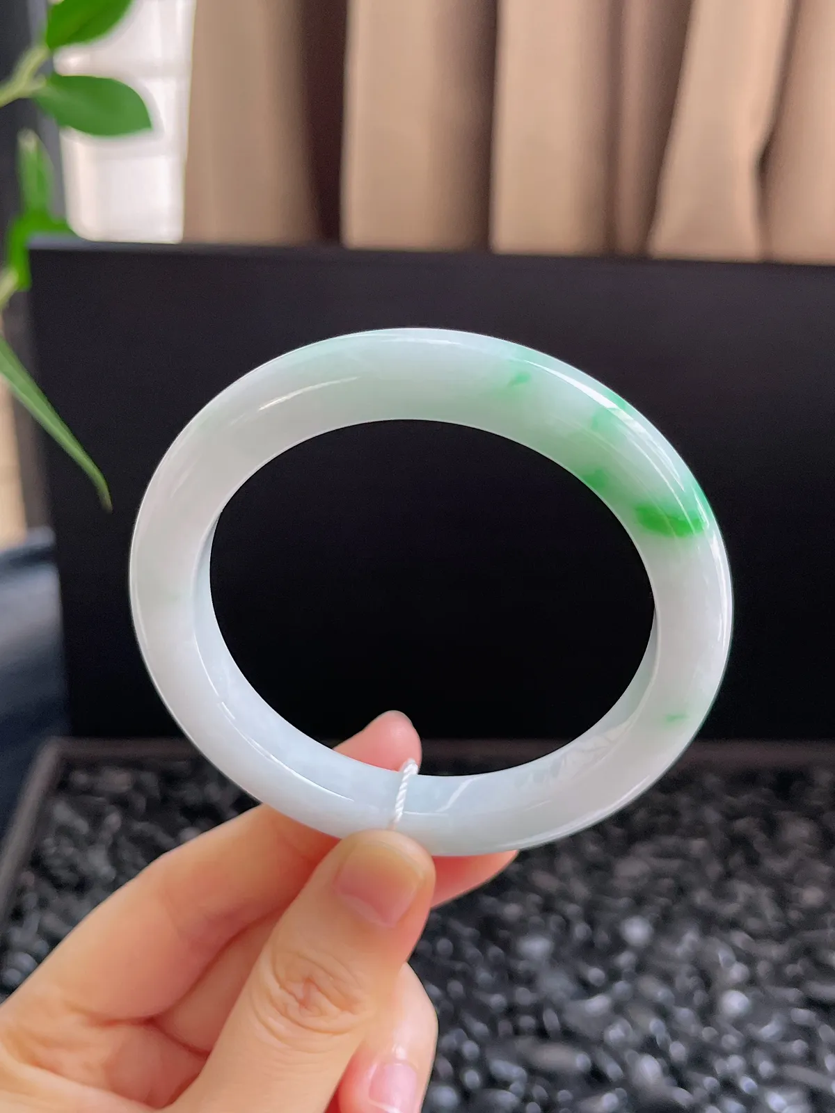 正圈57.1圈口，翡翠糯化种飘绿手镯